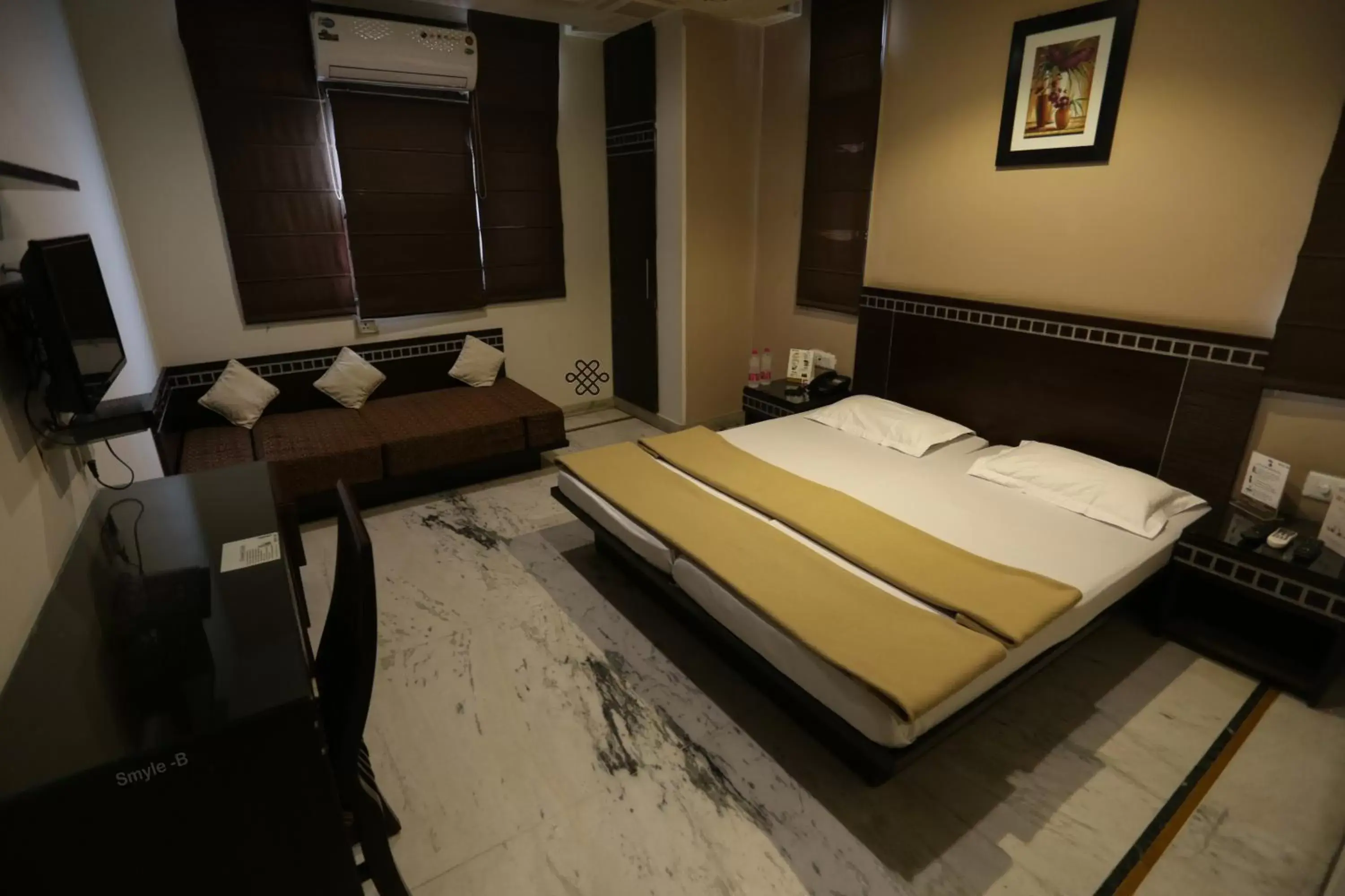 Photo of the whole room, Bed in Smyle Inn - Best Value Hotel near New Delhi Station