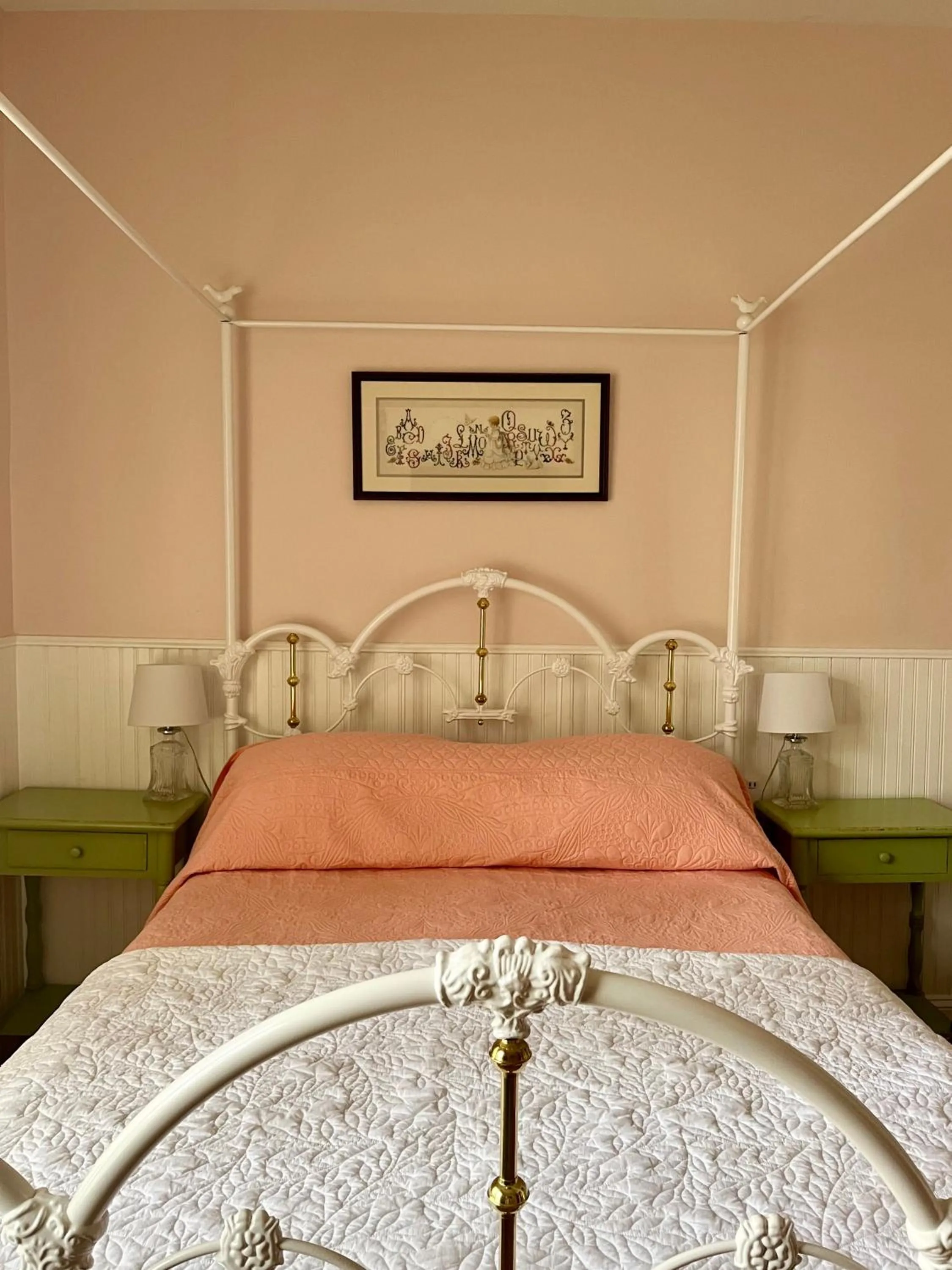 Bedroom, Bed in Terrace Inn and 1911 Restaurant