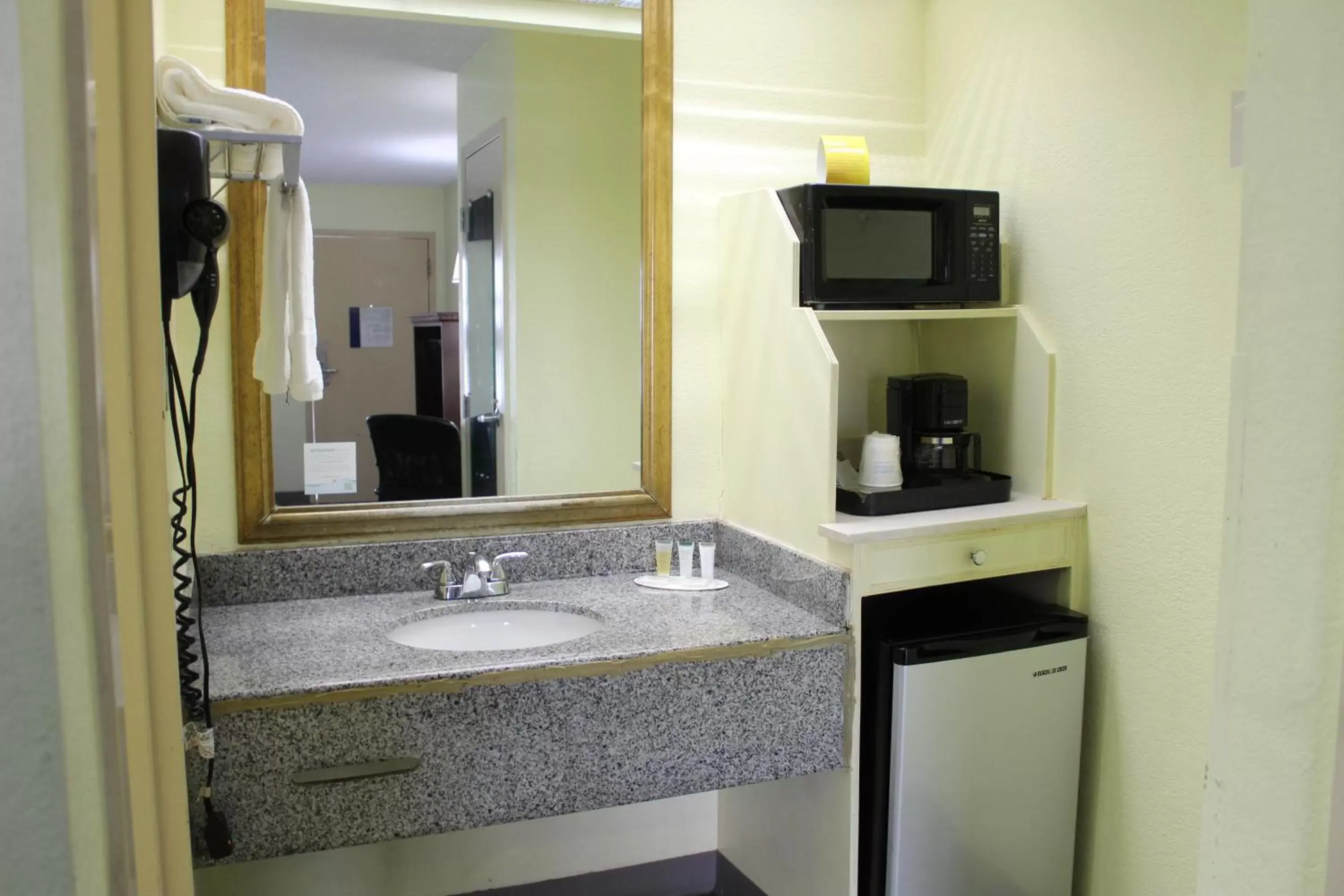 Public Bath, Bathroom in Days Inn by Wyndham Marianna