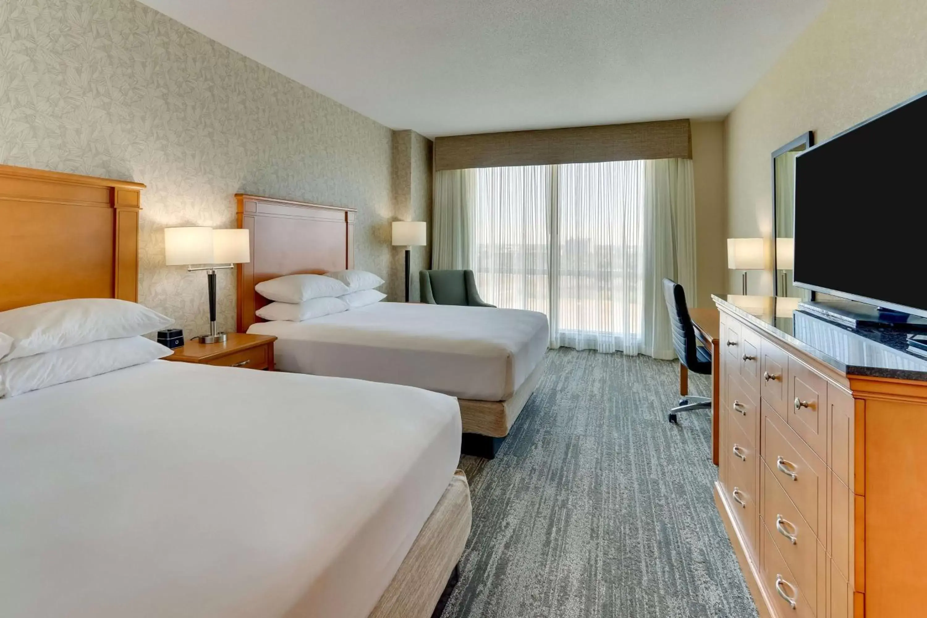 Bedroom, TV/Entertainment Center in Drury Inn & Suites Orlando near Universal Orlando Resort