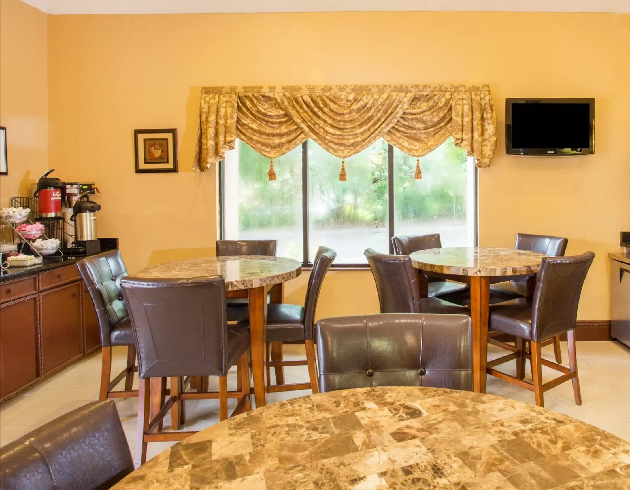 Coffee/tea facilities, Restaurant/Places to Eat in Travelodge by Wyndham Fort Myers Airport