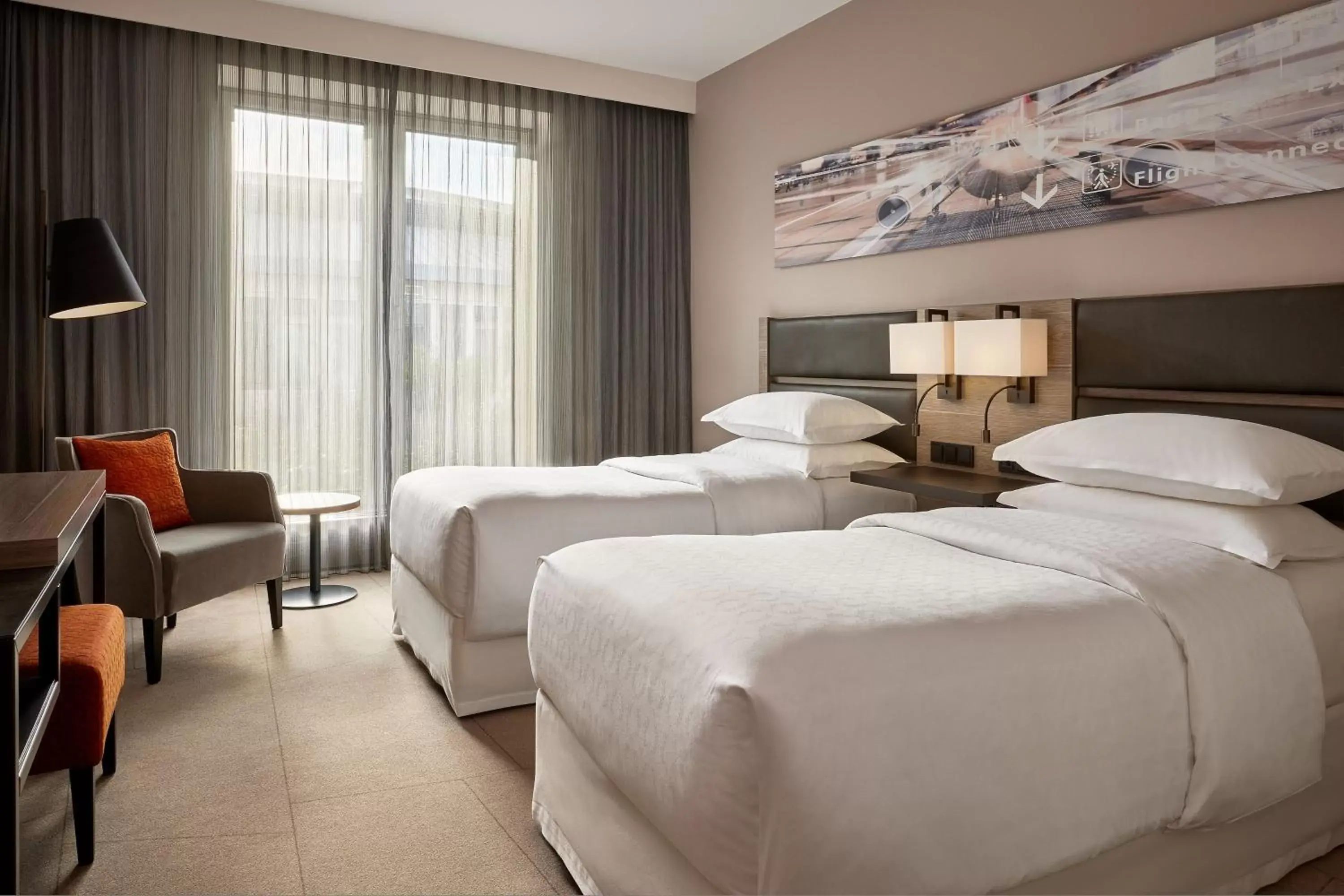 Photo of the whole room, Bed in Sheraton Duesseldorf Airport Hotel