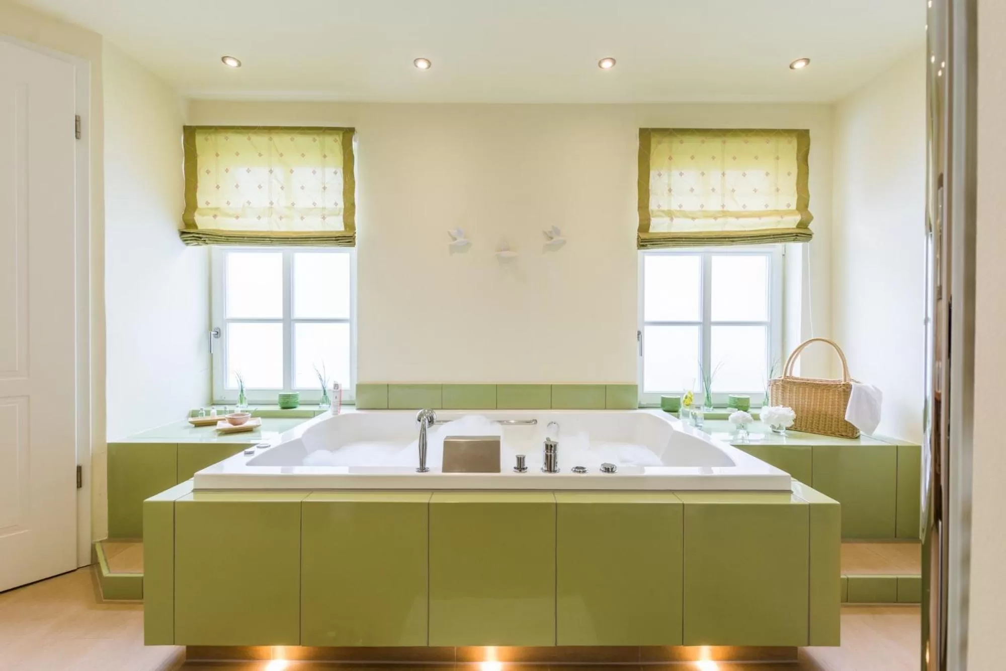 Bathroom, Bed in Romantik Hotel Reichshof