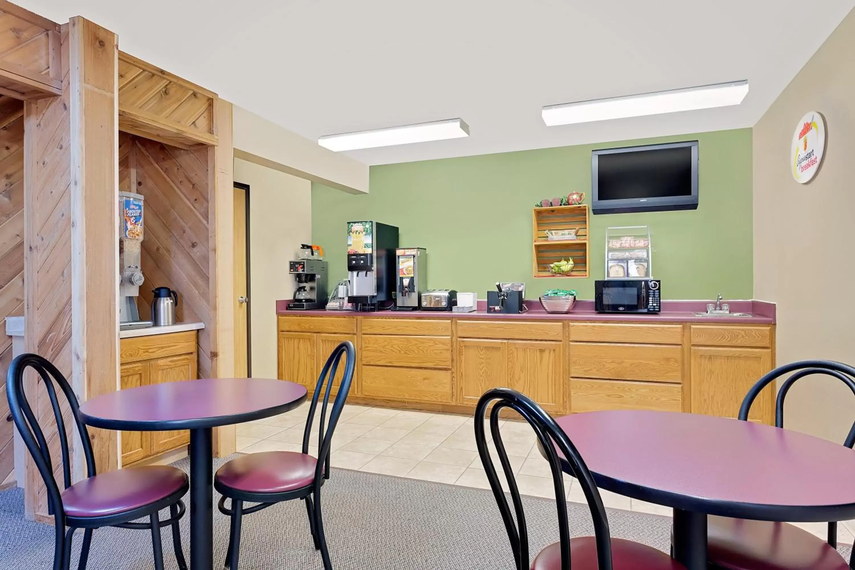 Breakfast, Restaurant/Places to Eat in Super 8 by Wyndham Dyersville