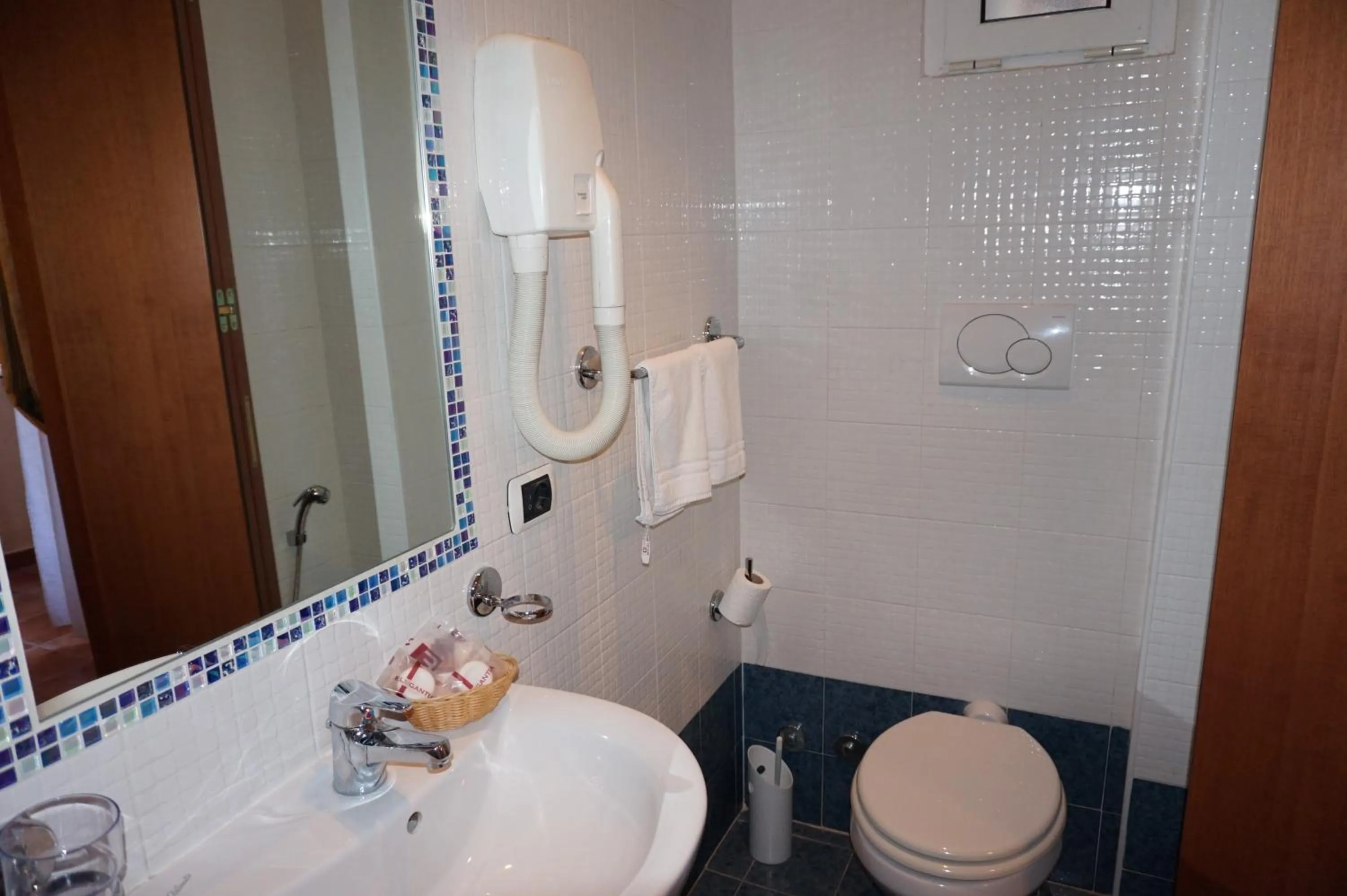 Toilet in Hotel Maryelen