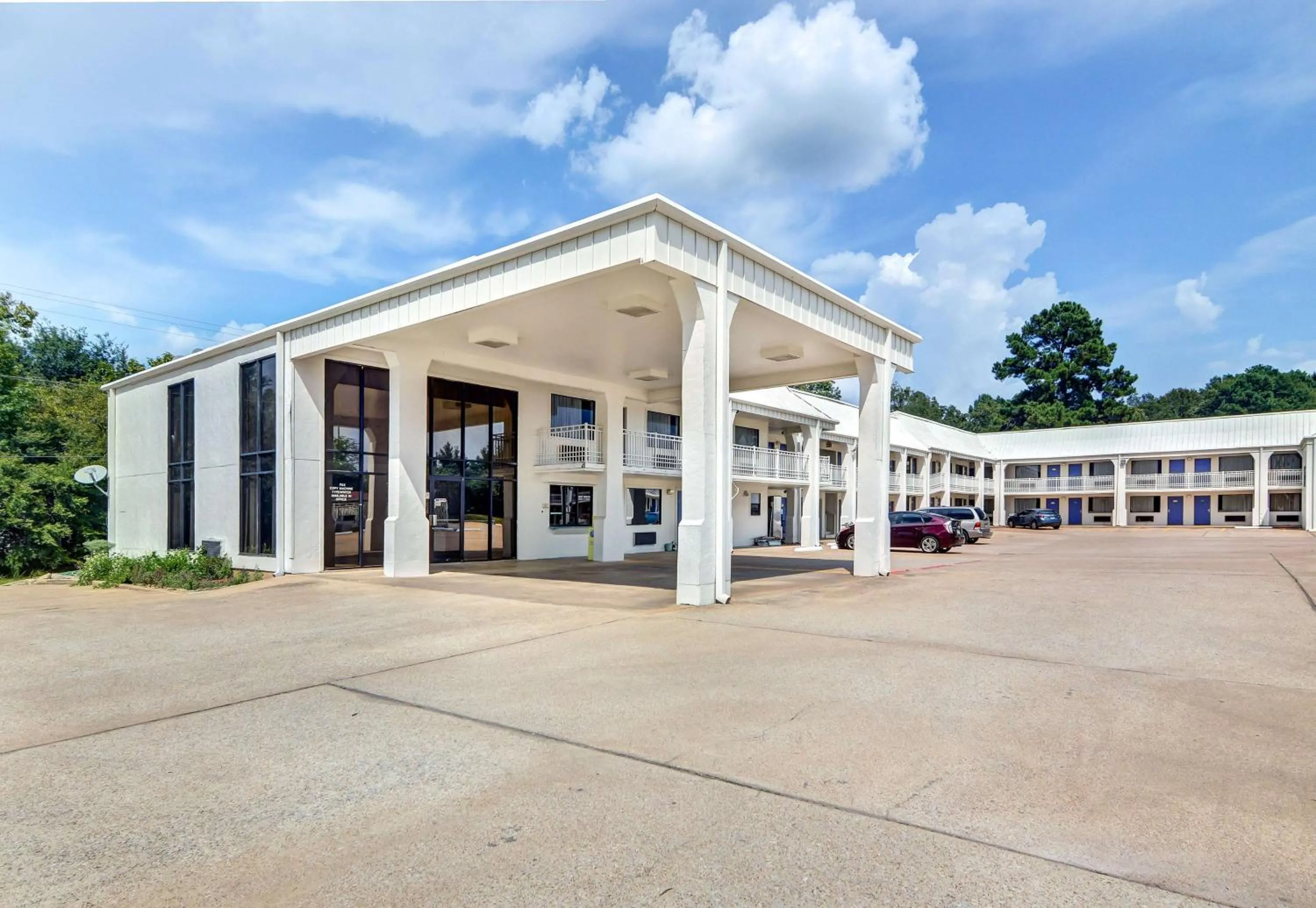 Property building in Motel 6-Lindale, TX