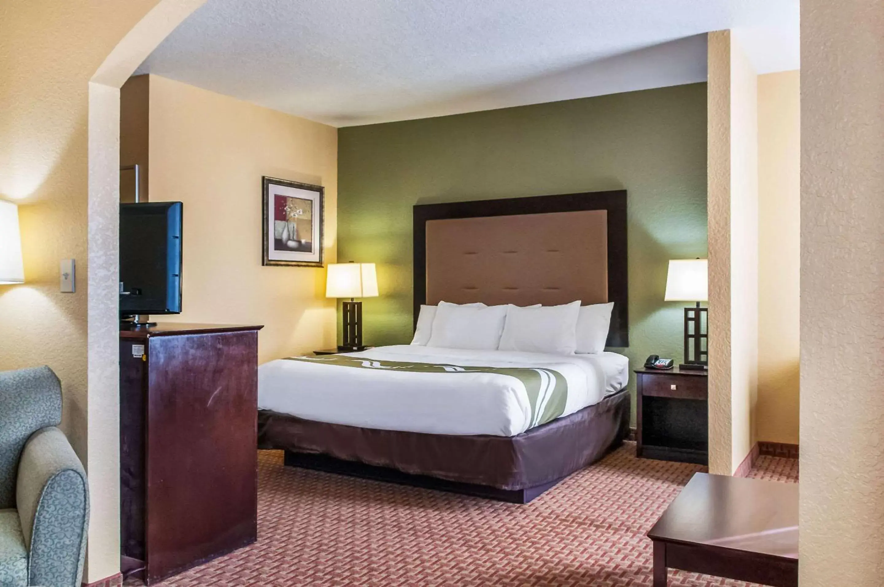 Photo of the whole room, Bed in Quality Inn & Suites Slidell