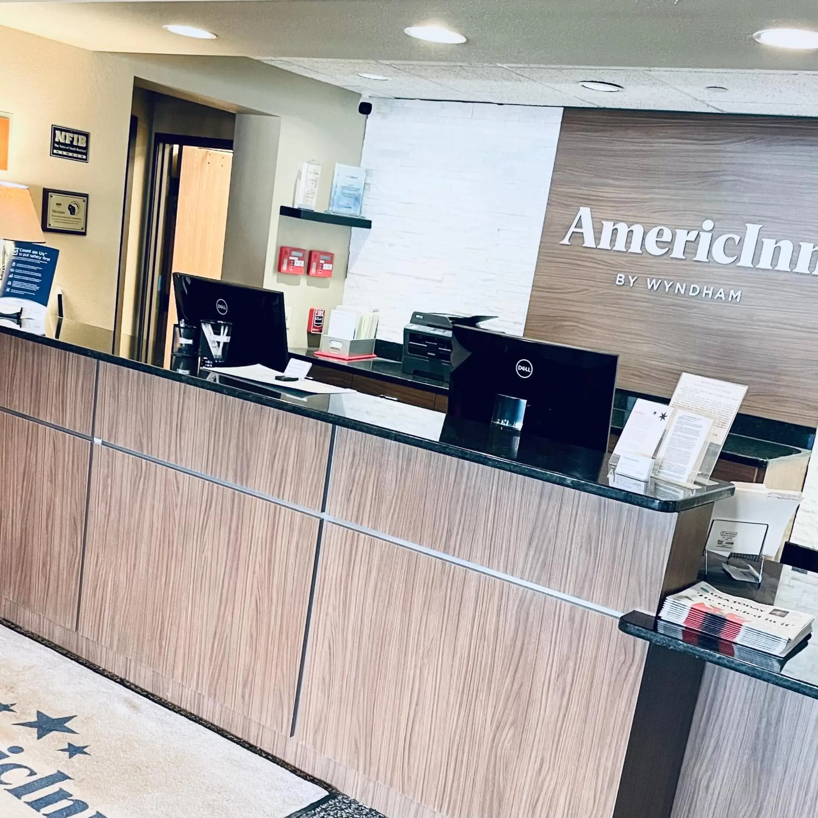 Lobby or reception in AmericInn by Wyndham Green Bay East