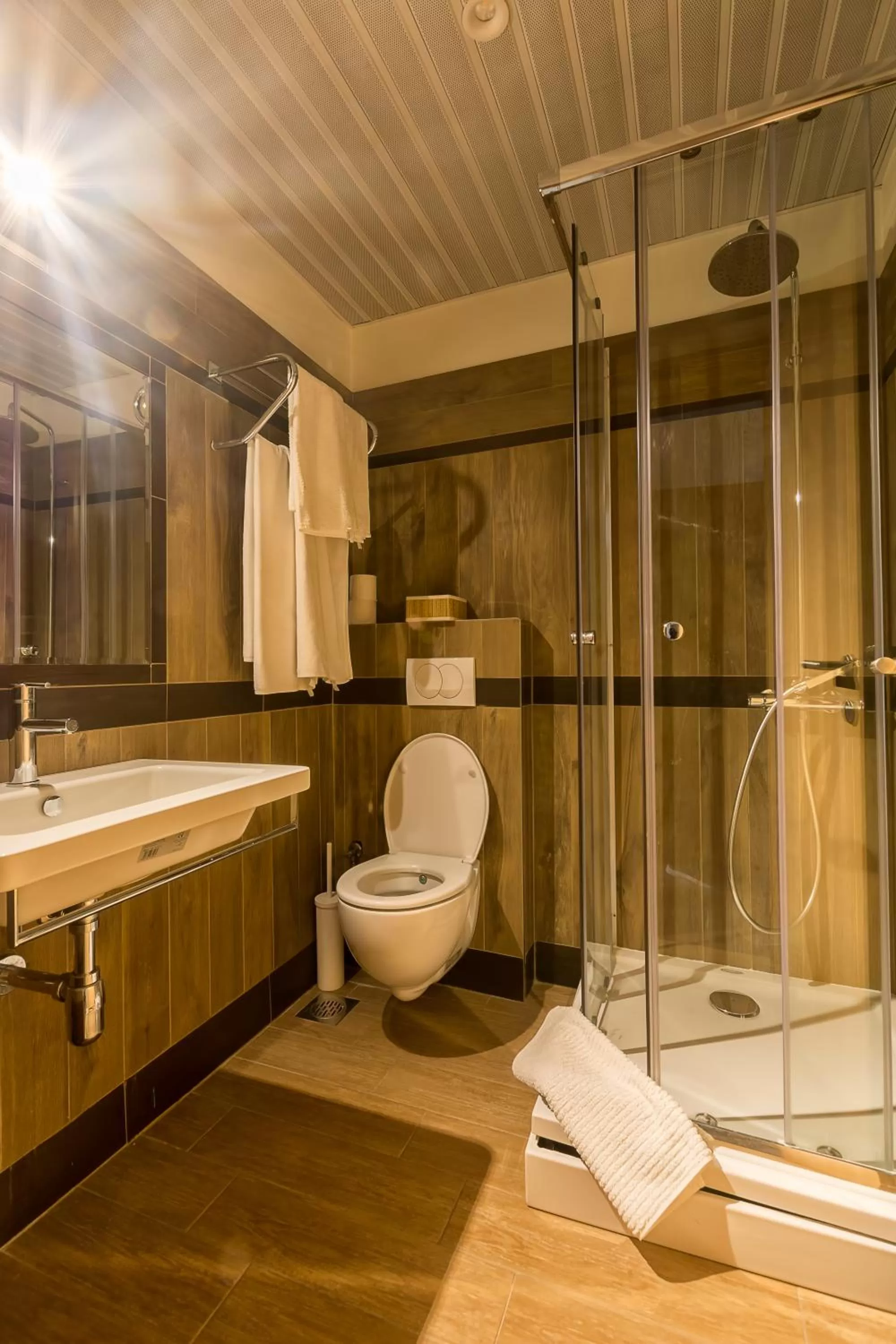 Shower in Hotel Lirak