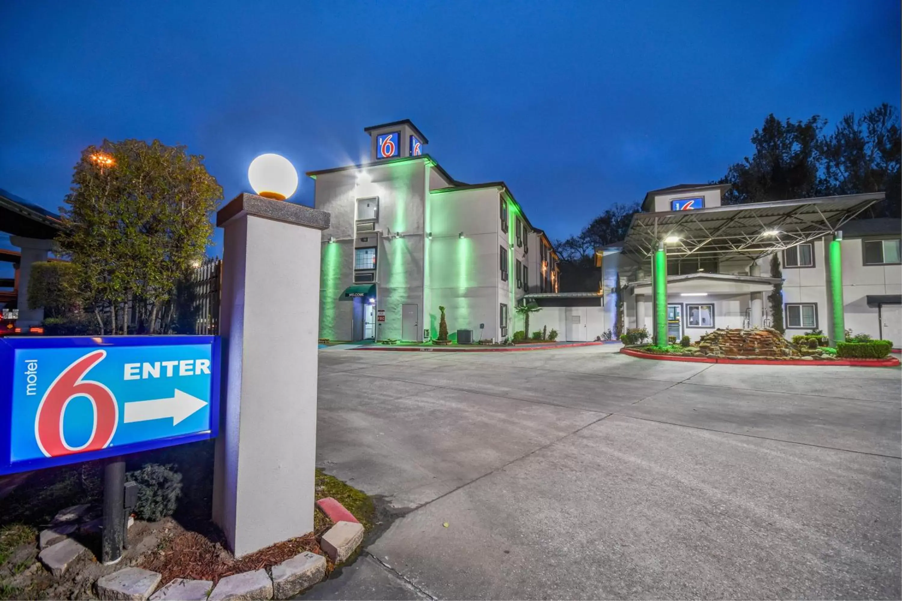 Property Building in Motel 6 Humble, TX - Houston International Airport