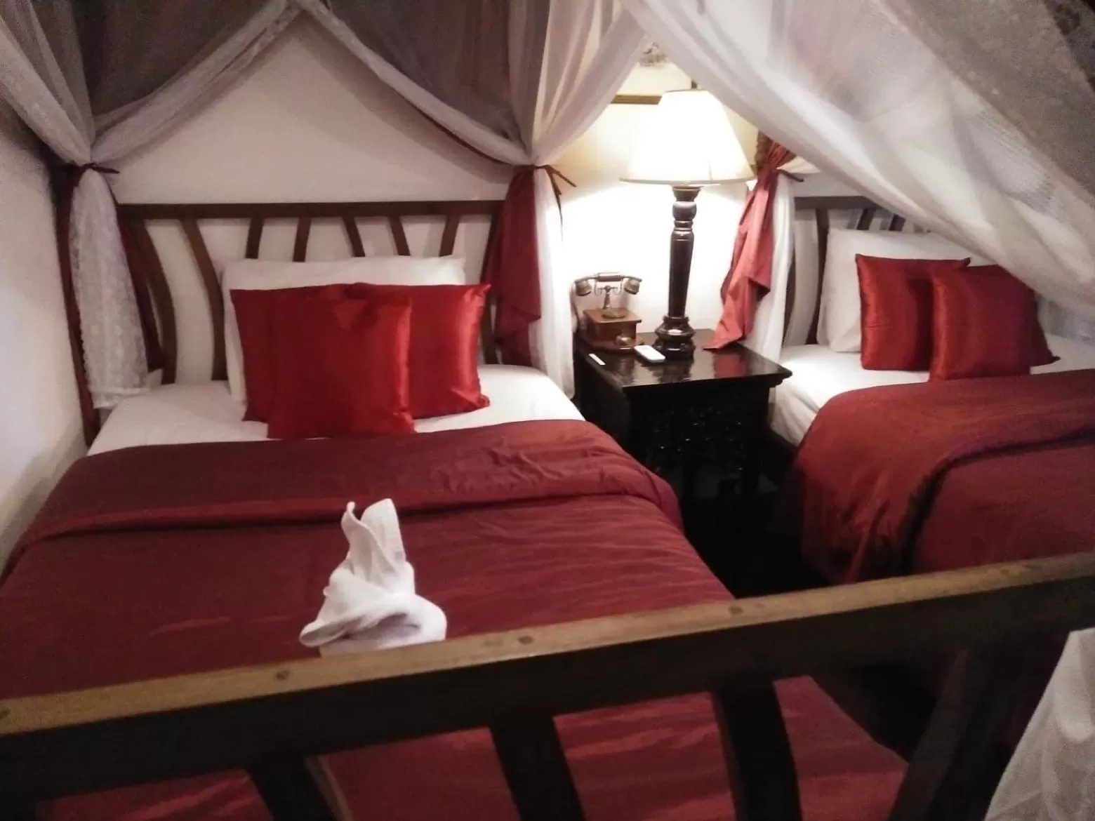 Bed in Tri Yaan Na Ros Colonial House