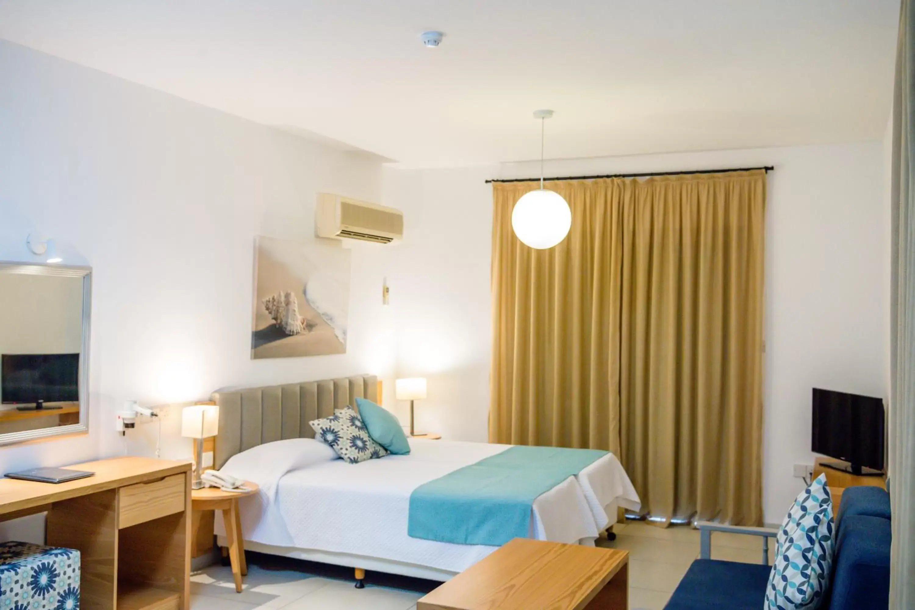 Communal lounge/ TV room, Bed in Kefalos Beach Tourist Village