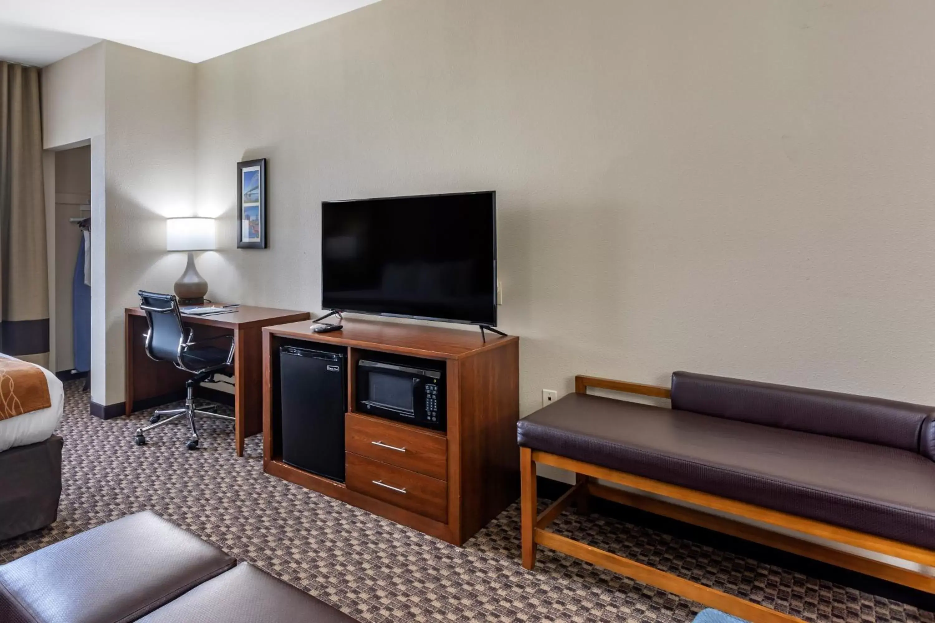 TV and multimedia, TV/Entertainment Center in Comfort Inn & Suites Atoka-Millington