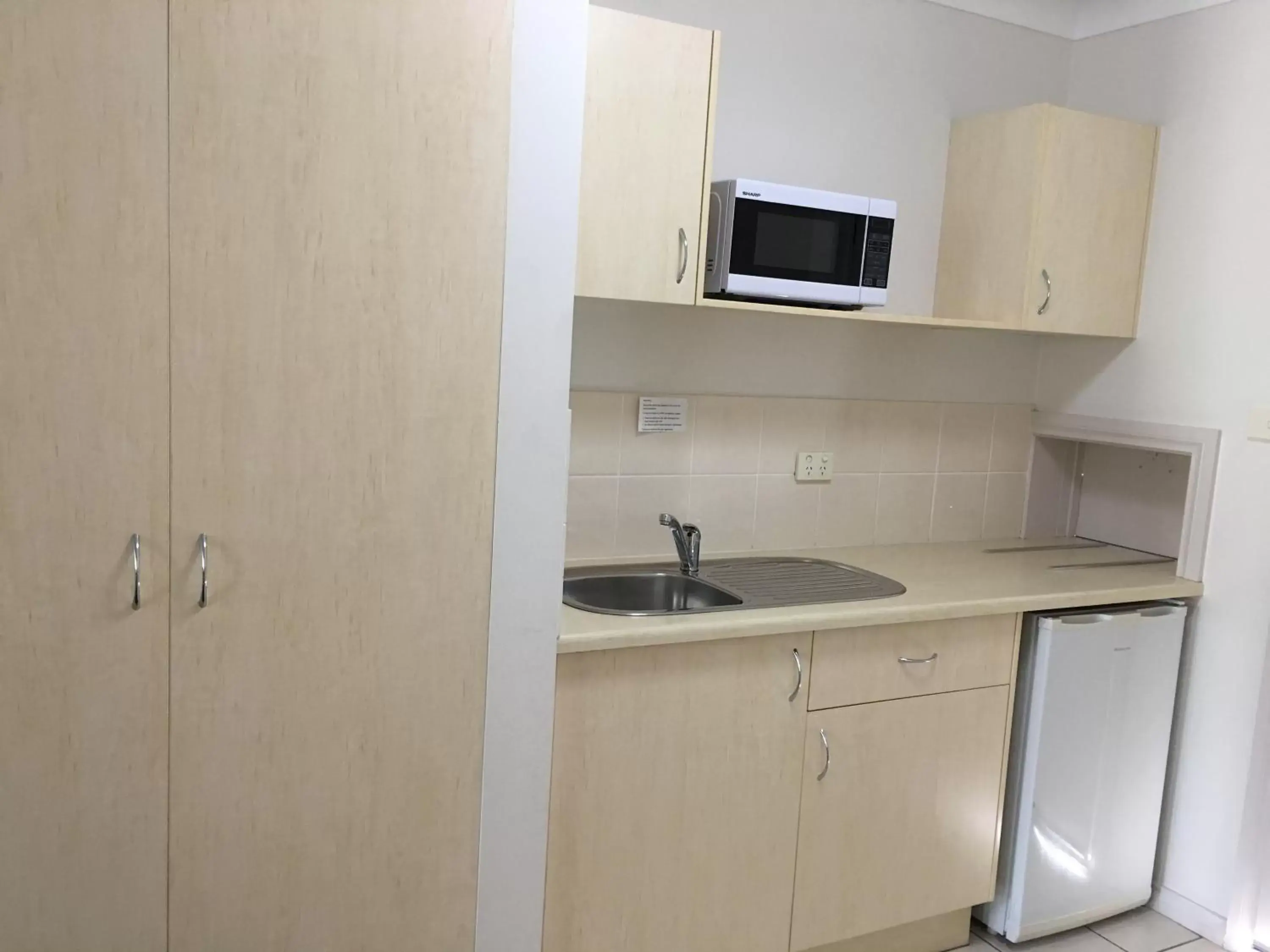 Kitchen/Kitchenette in Tuckerbox Motor Inn