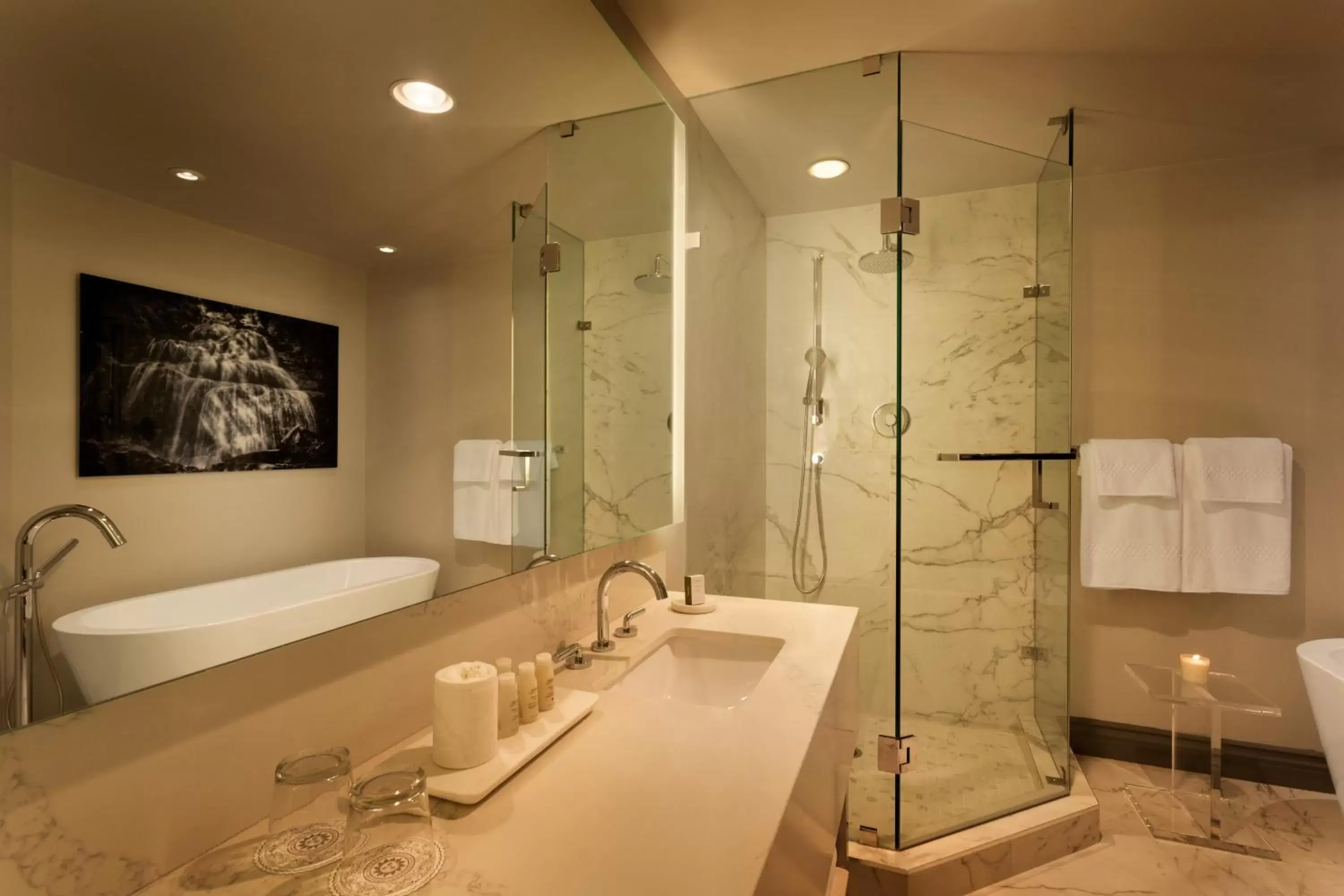 Bathroom in Hotel Le Soleil by Executive Hotels