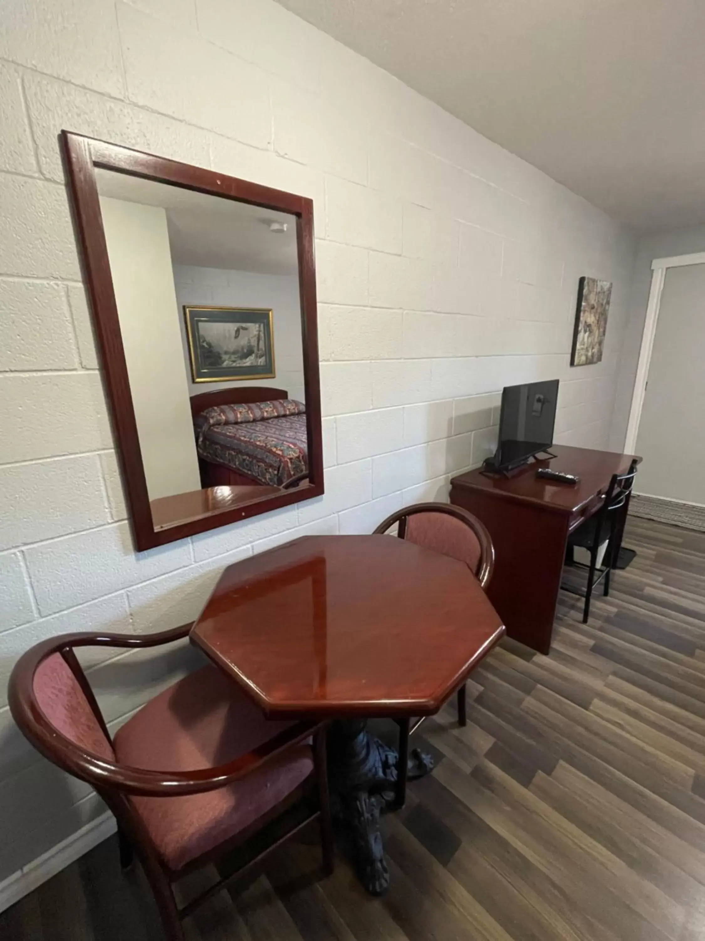 Living room, Dining Area in Arrow Lake Motel