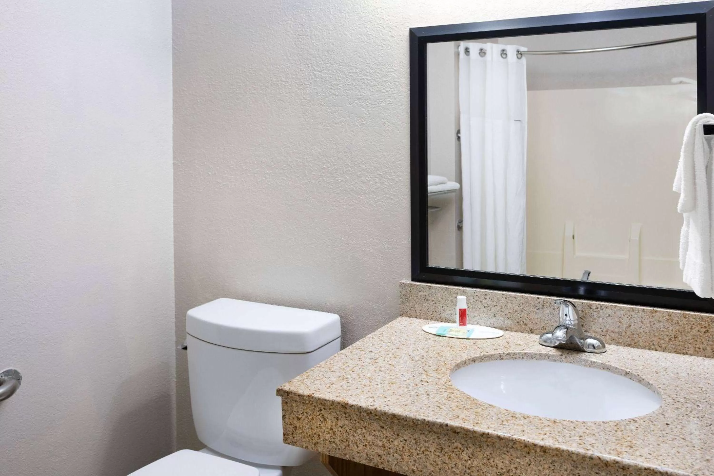 TV and multimedia in Baymont by Wyndham Beloit