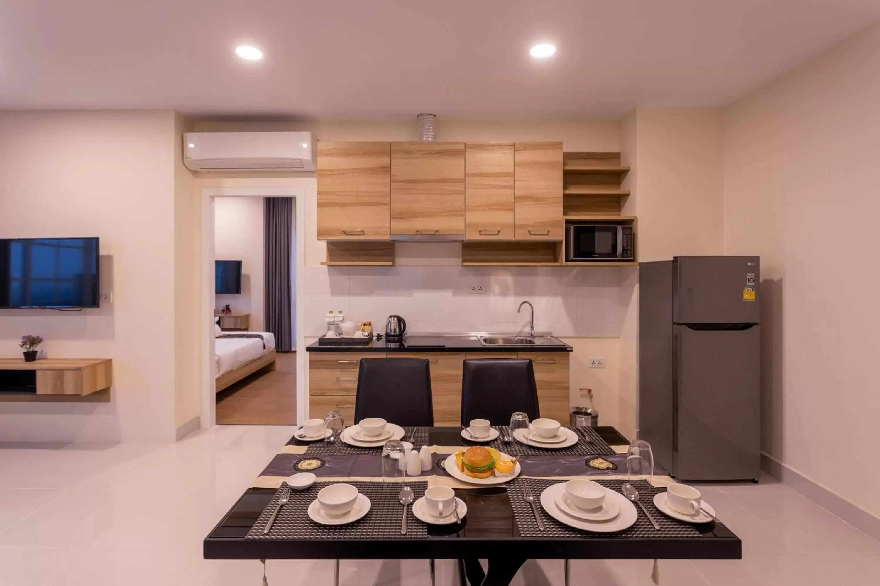 Kitchen or kitchenette, Dining Area in TK VIEW HOTEL & APARTMENT