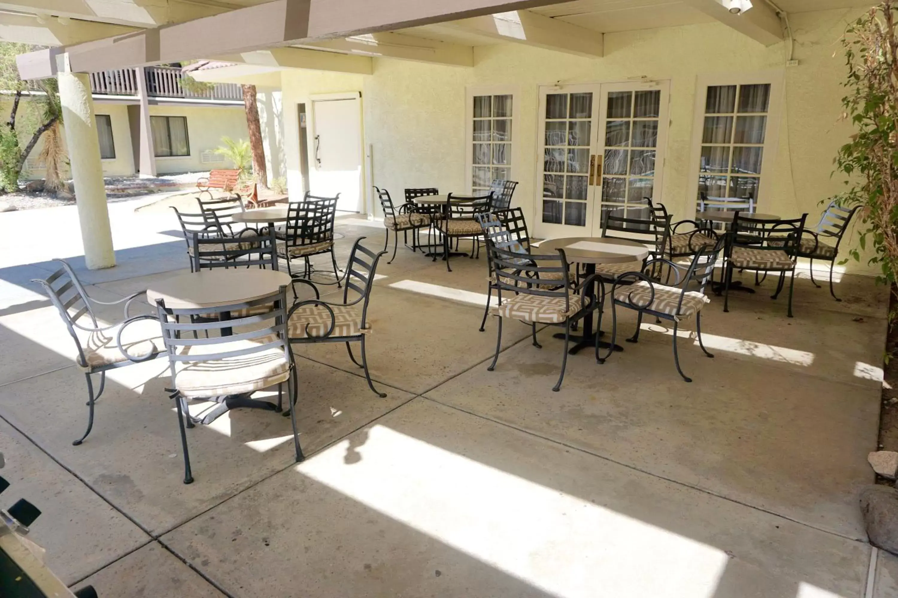 Patio, Restaurant/Places to Eat in Heritage Inn & Suites Ridgecrest - China Lake