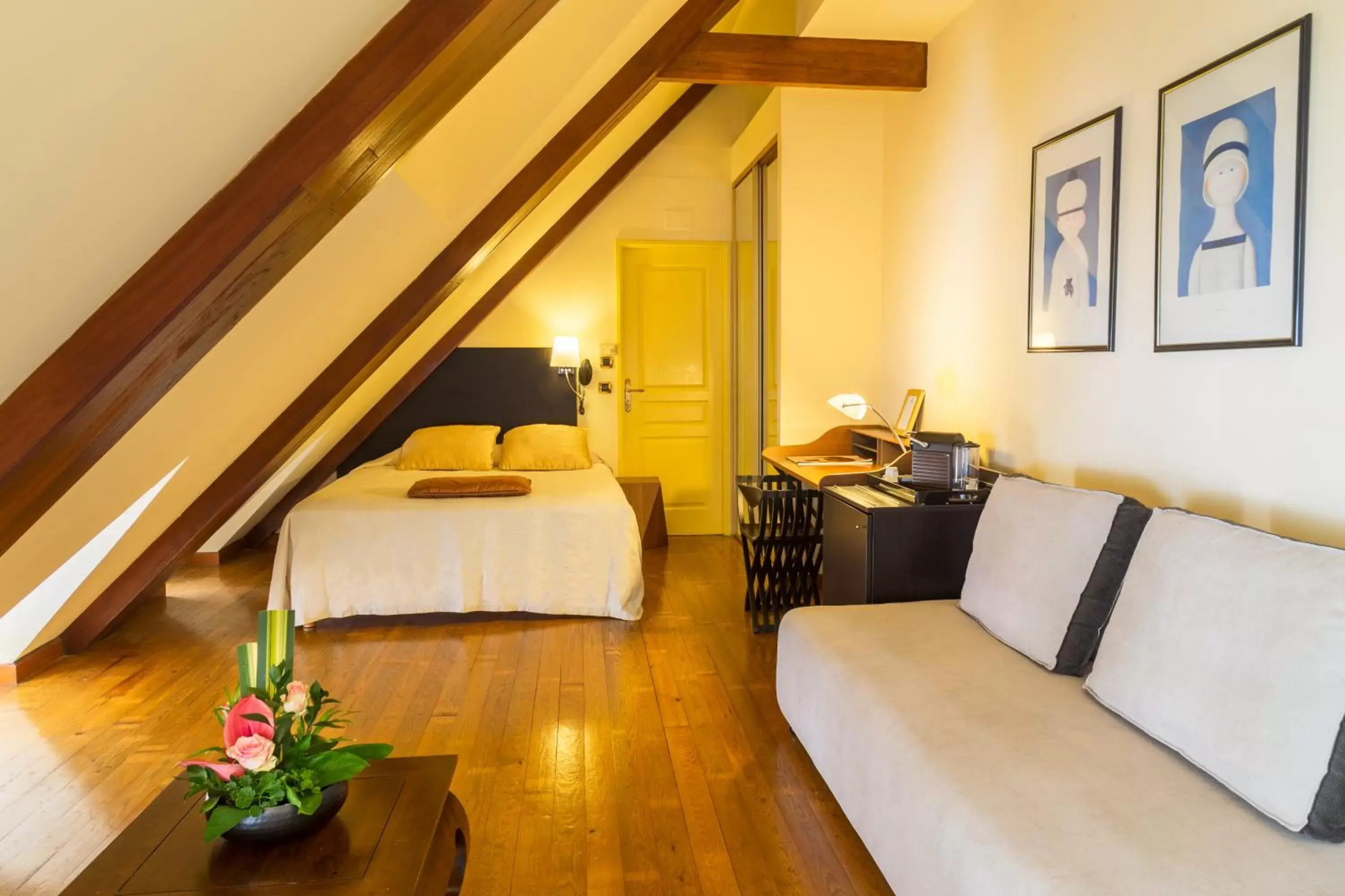 Photo of the whole room, Bed in Le Juliette Dodu- Le charme d'un monument historique Photo of the whole room, Bed in Le Juliette Dodu- Le charme d'un monument historique