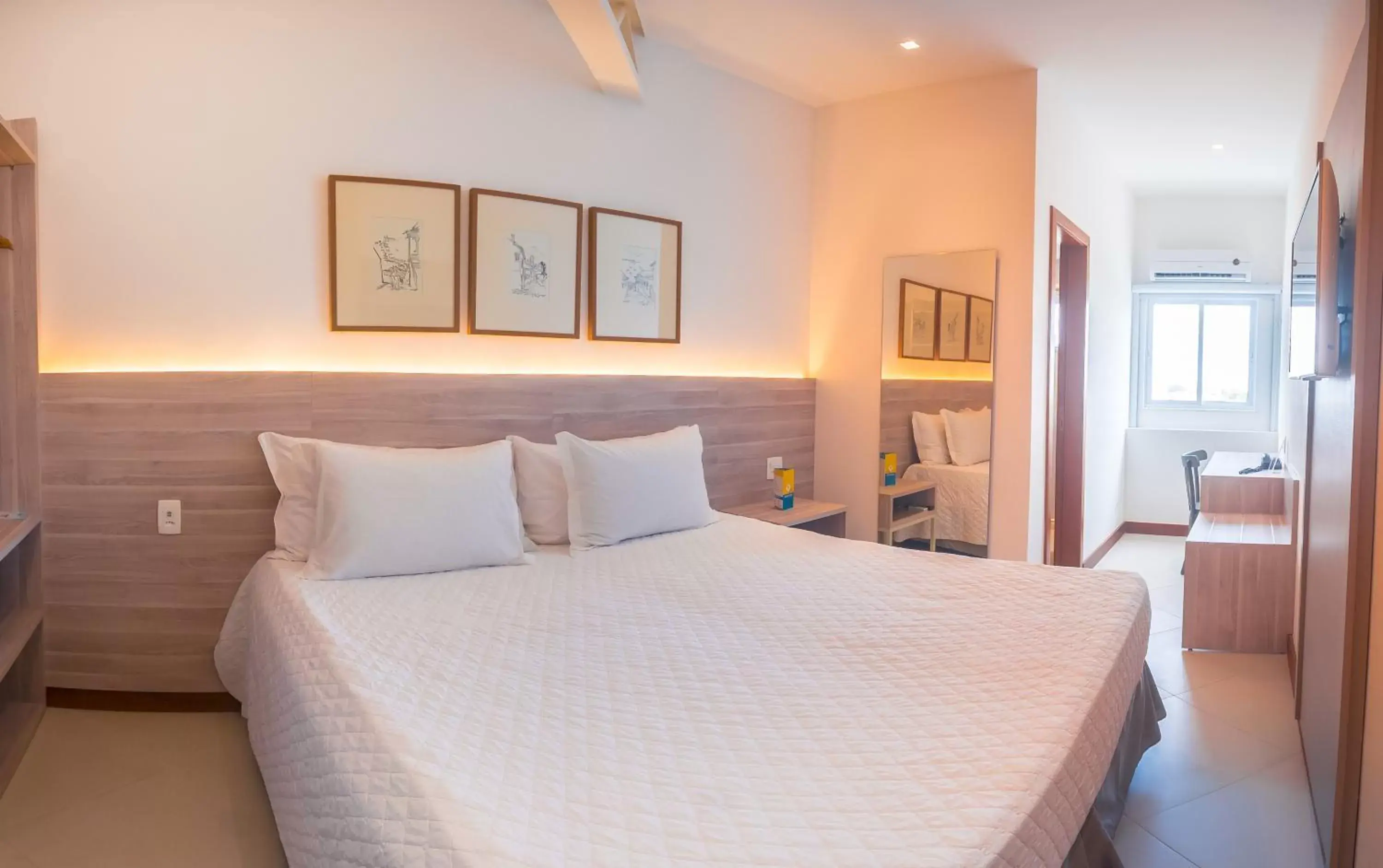 Bed in Malibu Plaza Hotel Bed in Malibu Plaza Hotel