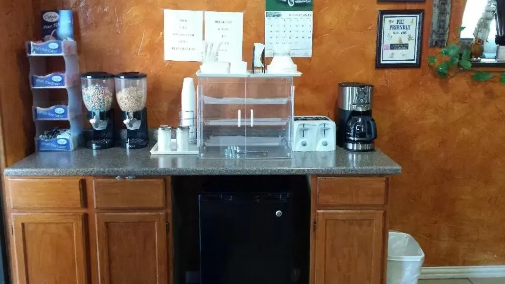 Coffee/tea facilities in Carefree Inn Flatonia