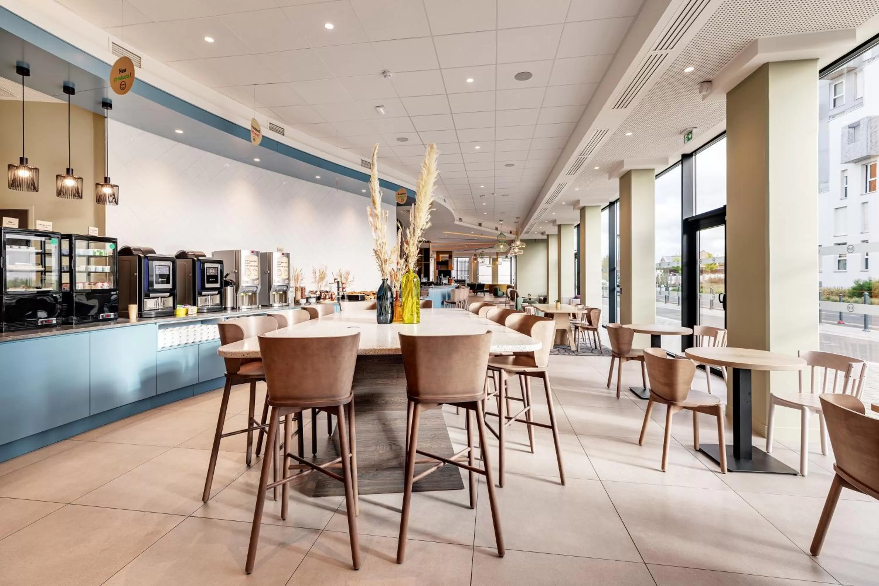 Lounge or bar in B&B HOTEL Lille Lillenium Eurasanté