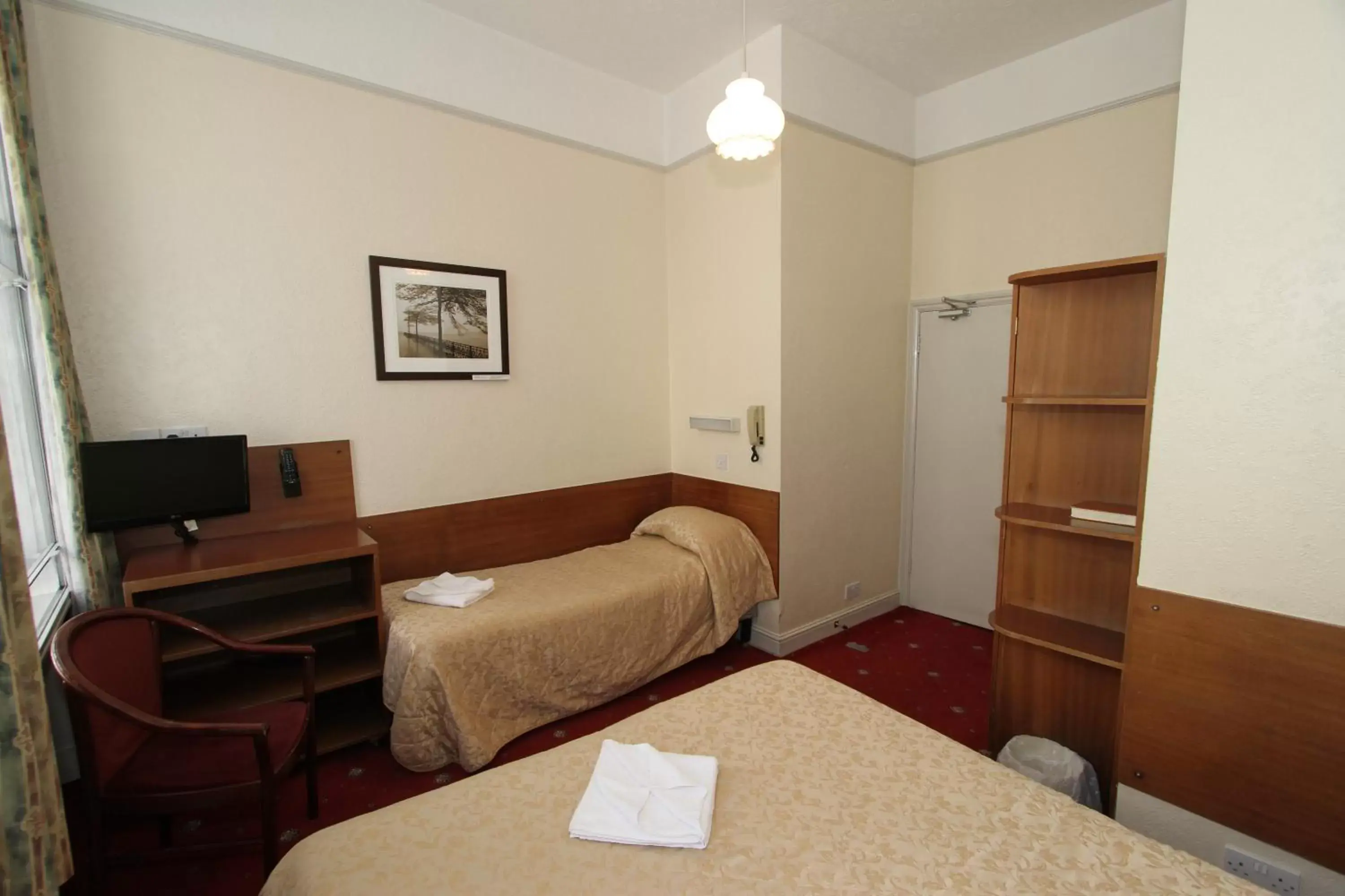 Bedroom, Bed in Ridgemount Hotel