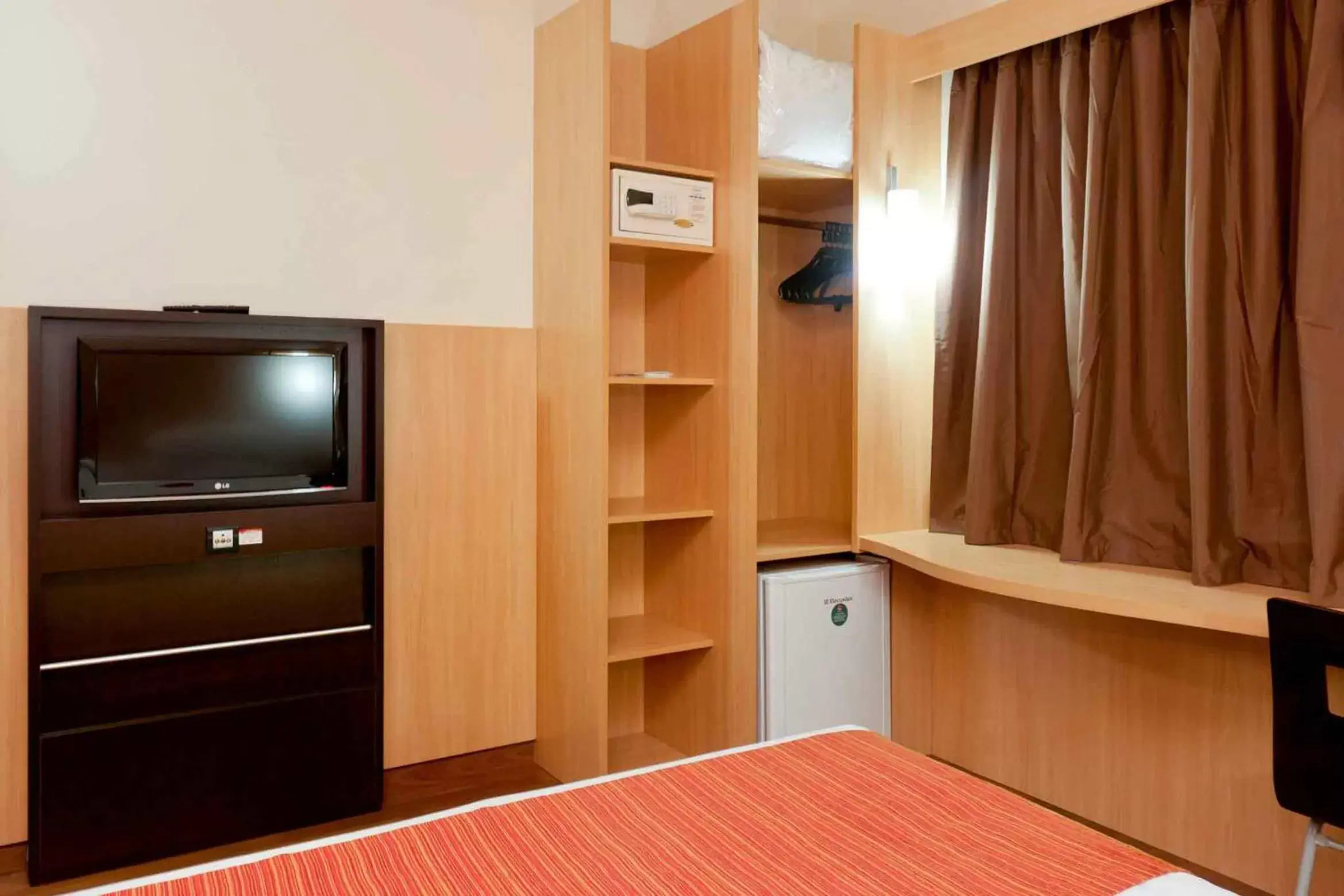 TV and multimedia, TV/Entertainment Center in ibis Curitiba Shopping