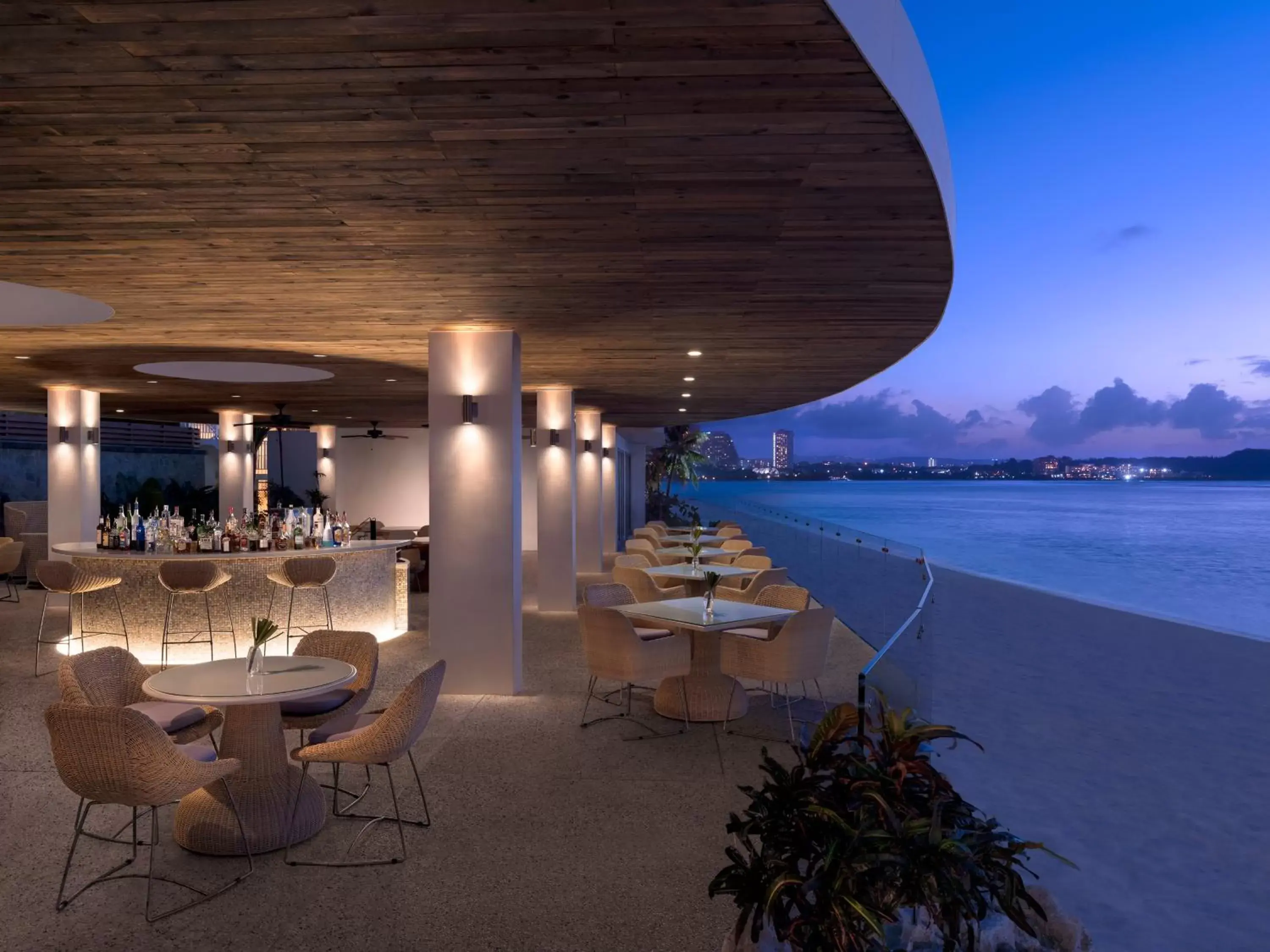 Night, Lounge/Bar in Dusit Thani Guam Resort