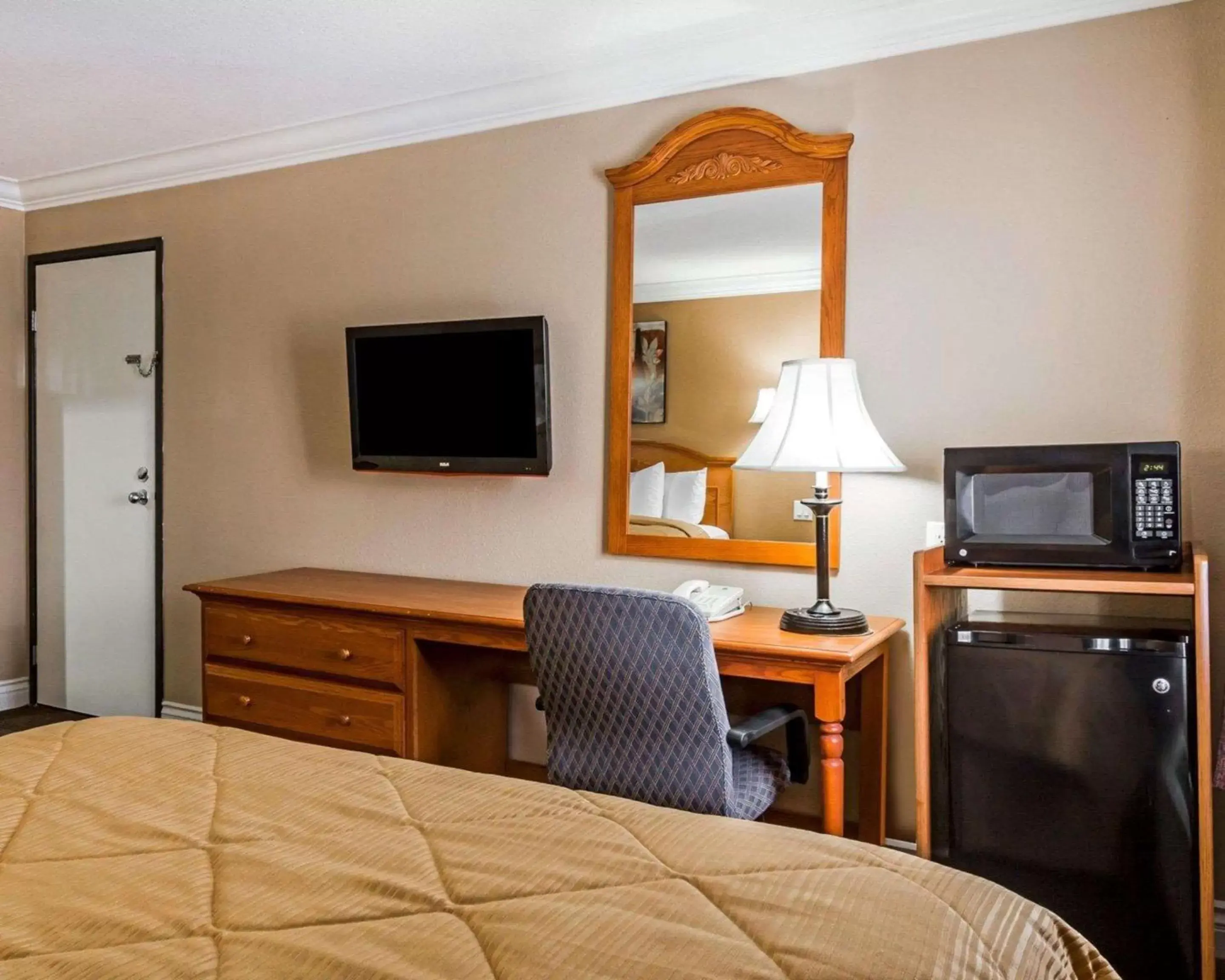 Photo of the whole room, TV/Entertainment Center in Quality Inn & Suites Atlanta Airport South