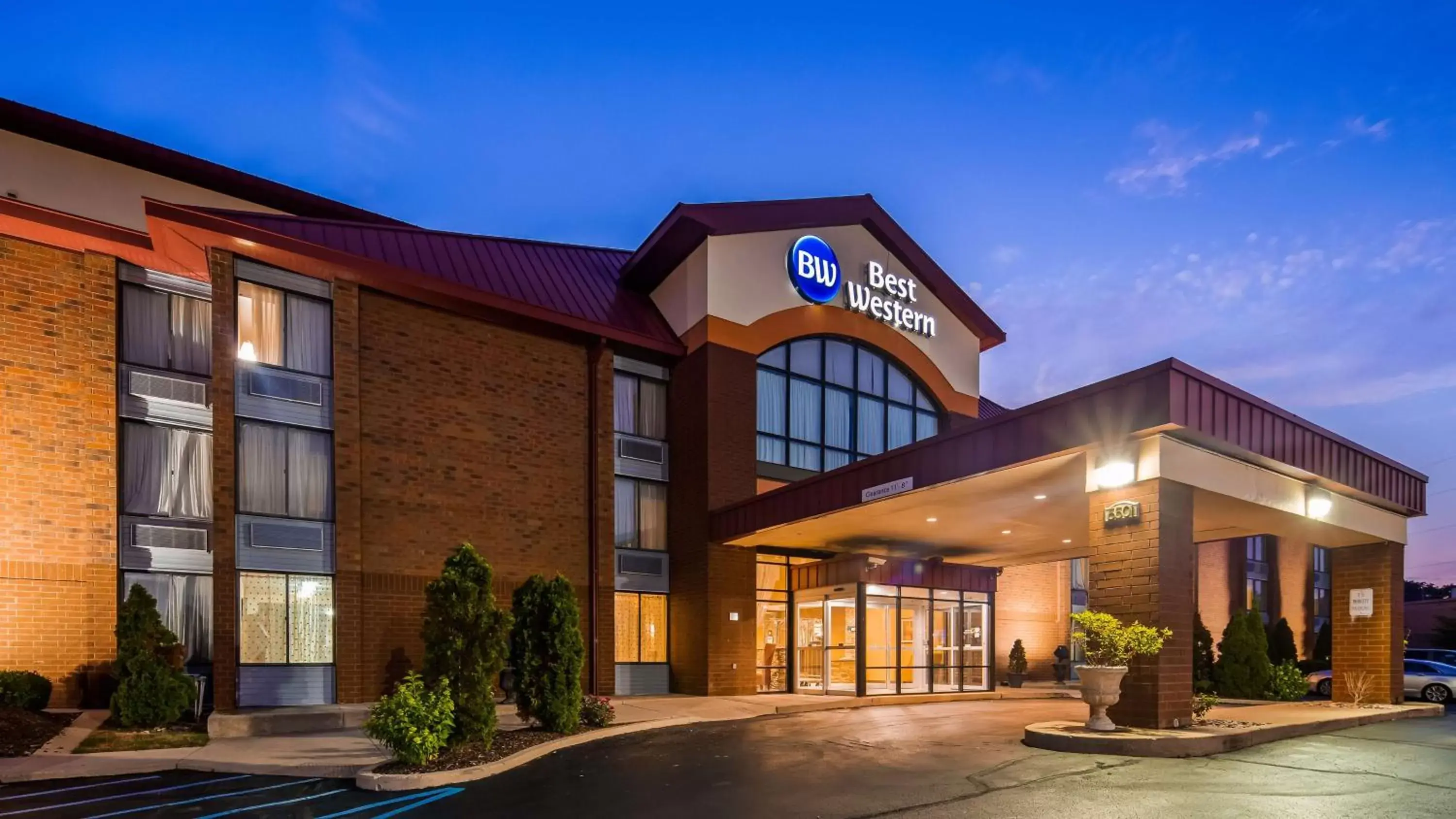 Property Building in Best Western Luxbury Inn Fort Wayne