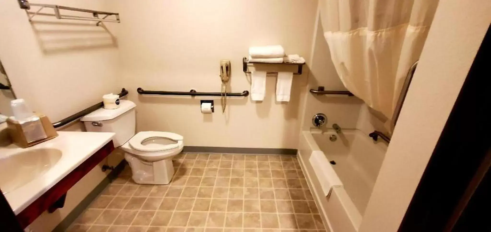 Bathroom in Gettysburg Inn and Suites