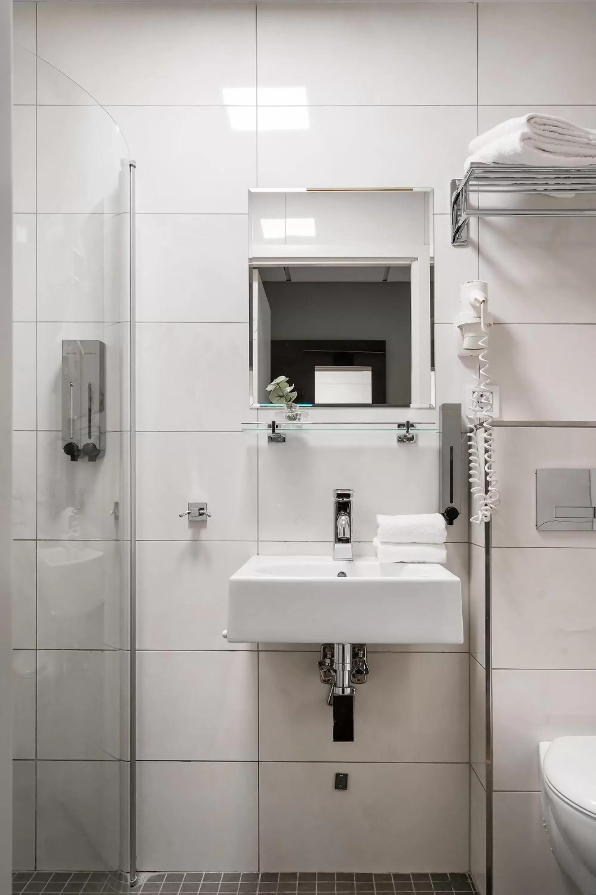 Shower, Bathroom in Hotel Point