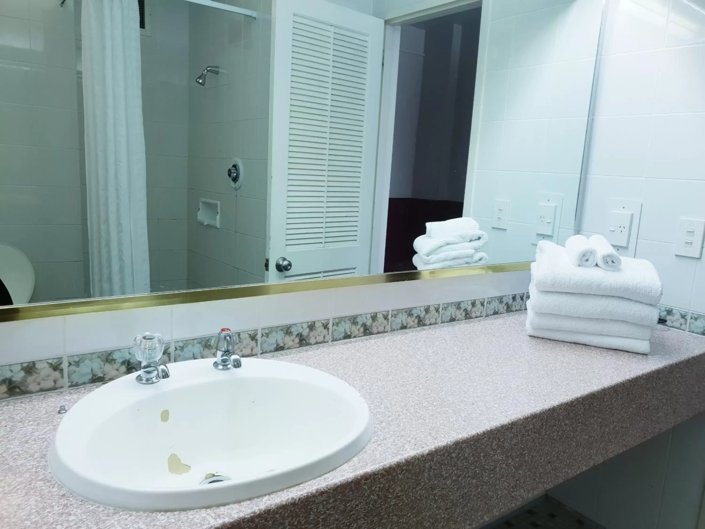 Bathroom in Picton Yacht Club Hotel