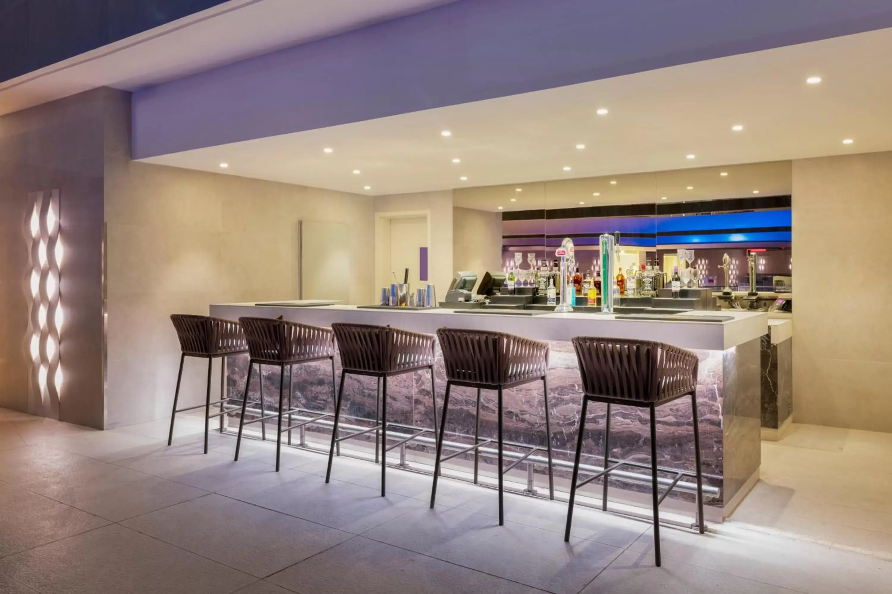 Lounge or bar, Lounge/Bar in Crowne Plaza Doha - The Business Park, an IHG Hotel