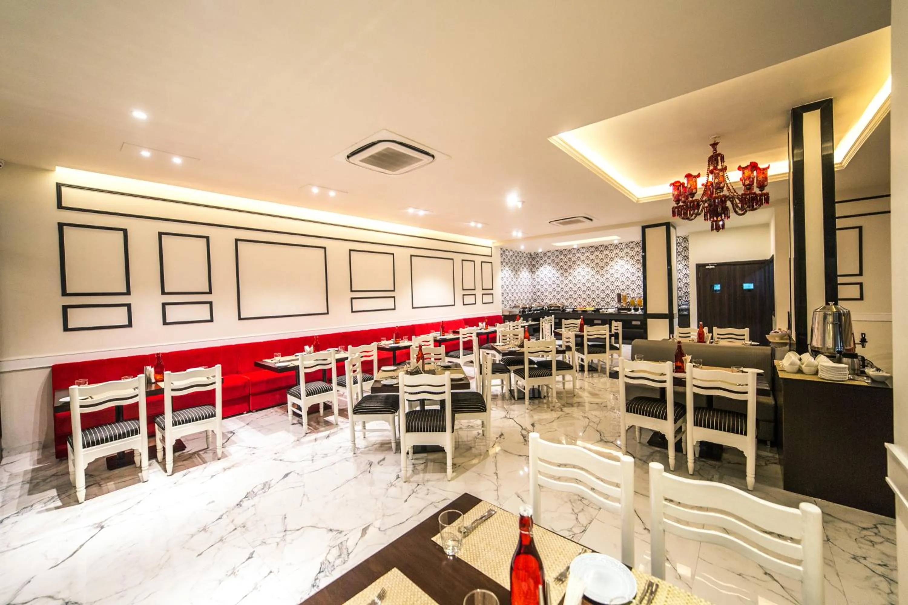 Restaurant/places to eat in Diamond Hotel