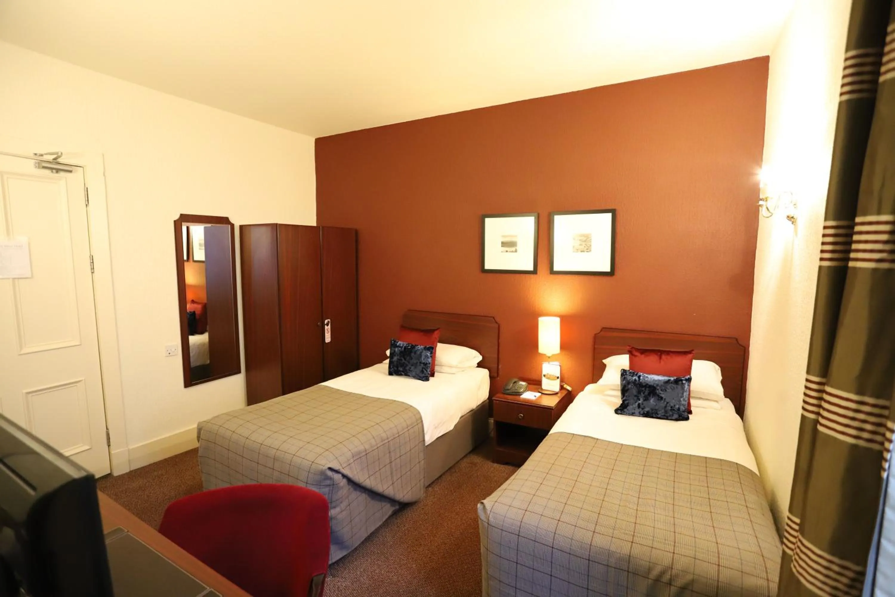 Photo of the whole room in Ben Wyvis Hotel