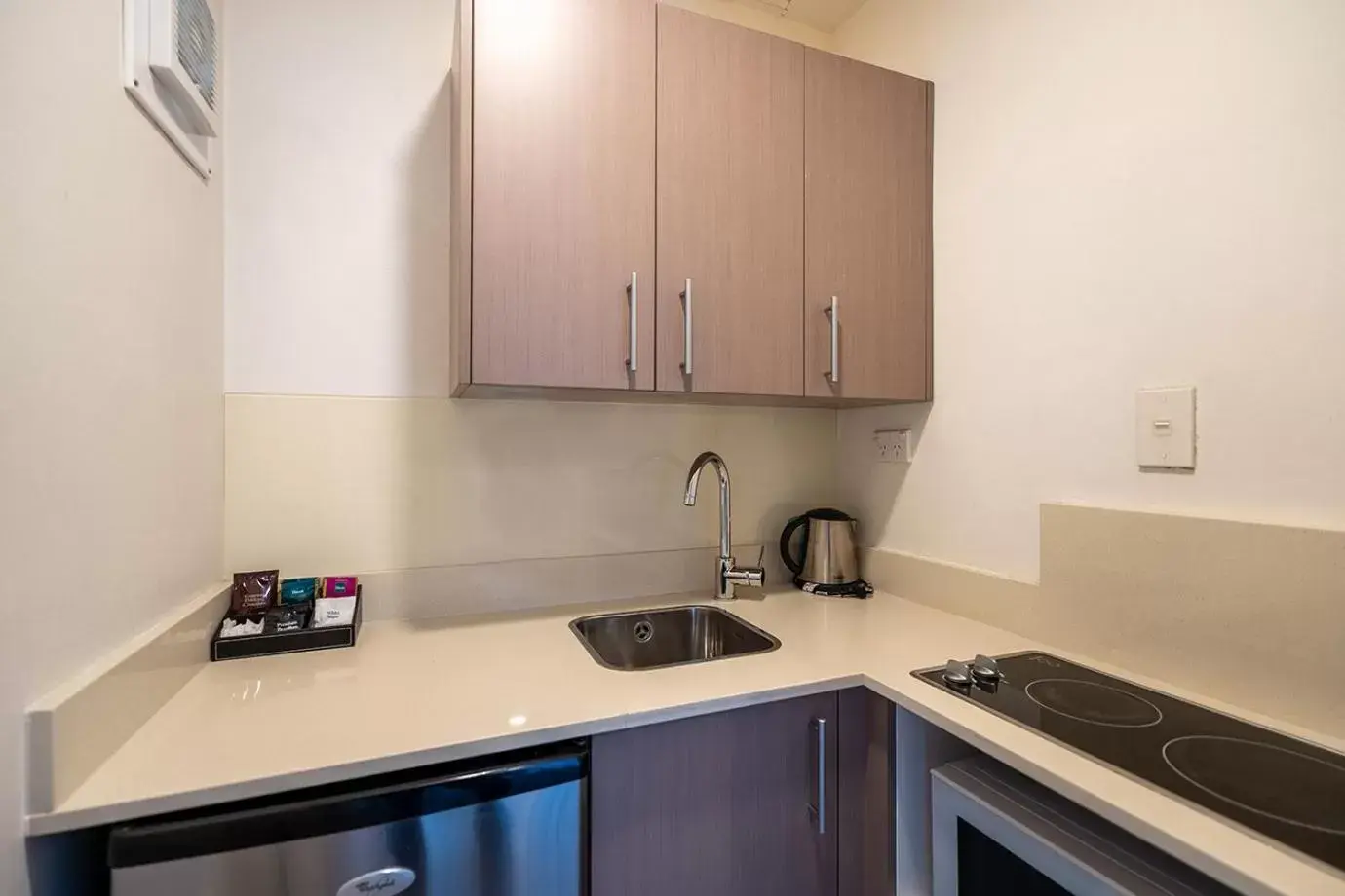 Kitchen or kitchenette, Kitchen/Kitchenette in Mercure Wellington Central City Hotel and Apartments
