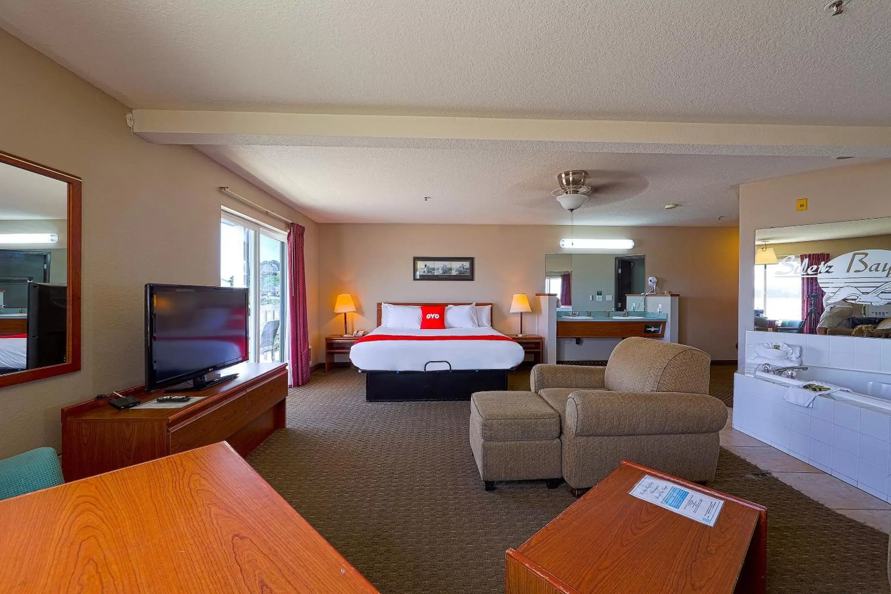 Bedroom, TV/Entertainment Center in Siletz Bay Beachfront Hotel by OYO Lincoln City