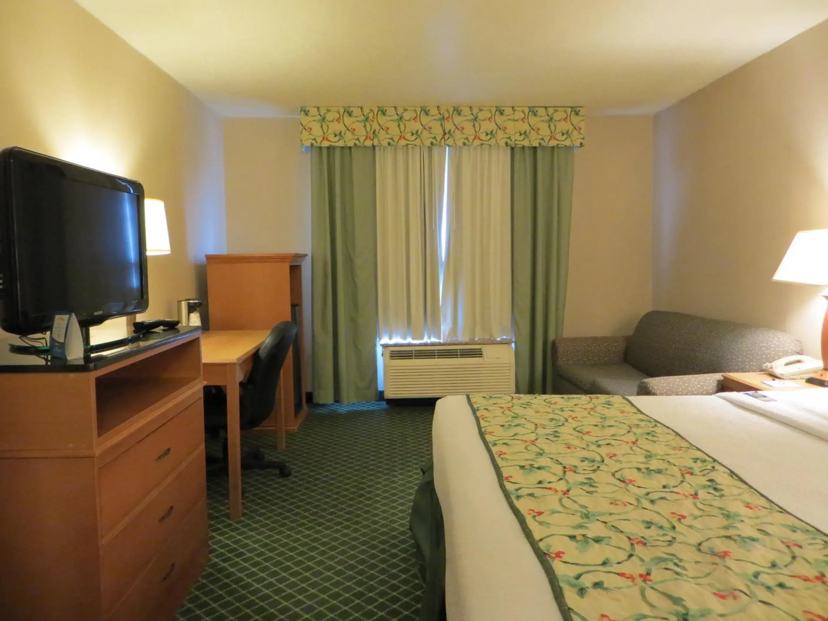 Photo of the whole room, Bed in Baymont by Wyndham Kalamazoo East
