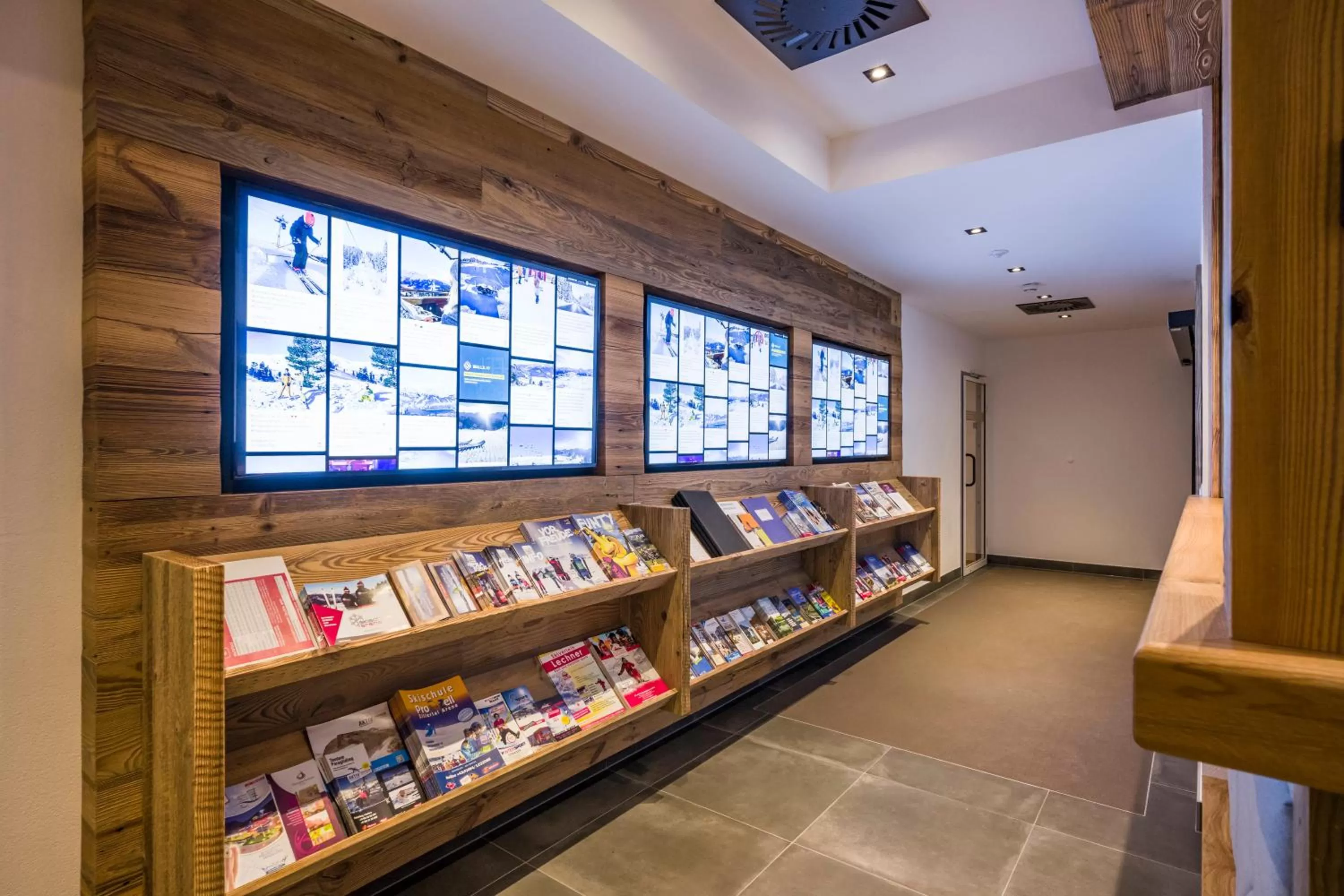 Lobby or reception in Alpenhof Hotel Garni Suprême