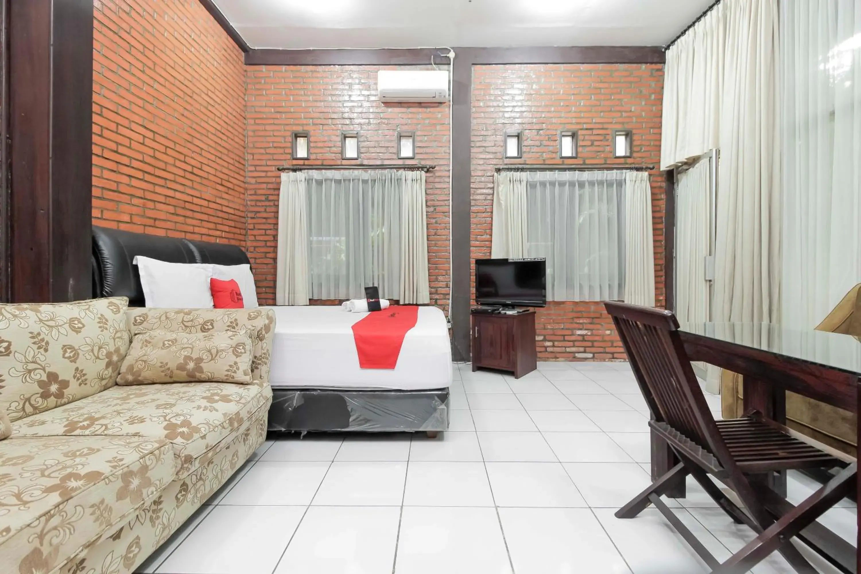 Bedroom, Seating Area in RedDoorz @ Cilandak Timur