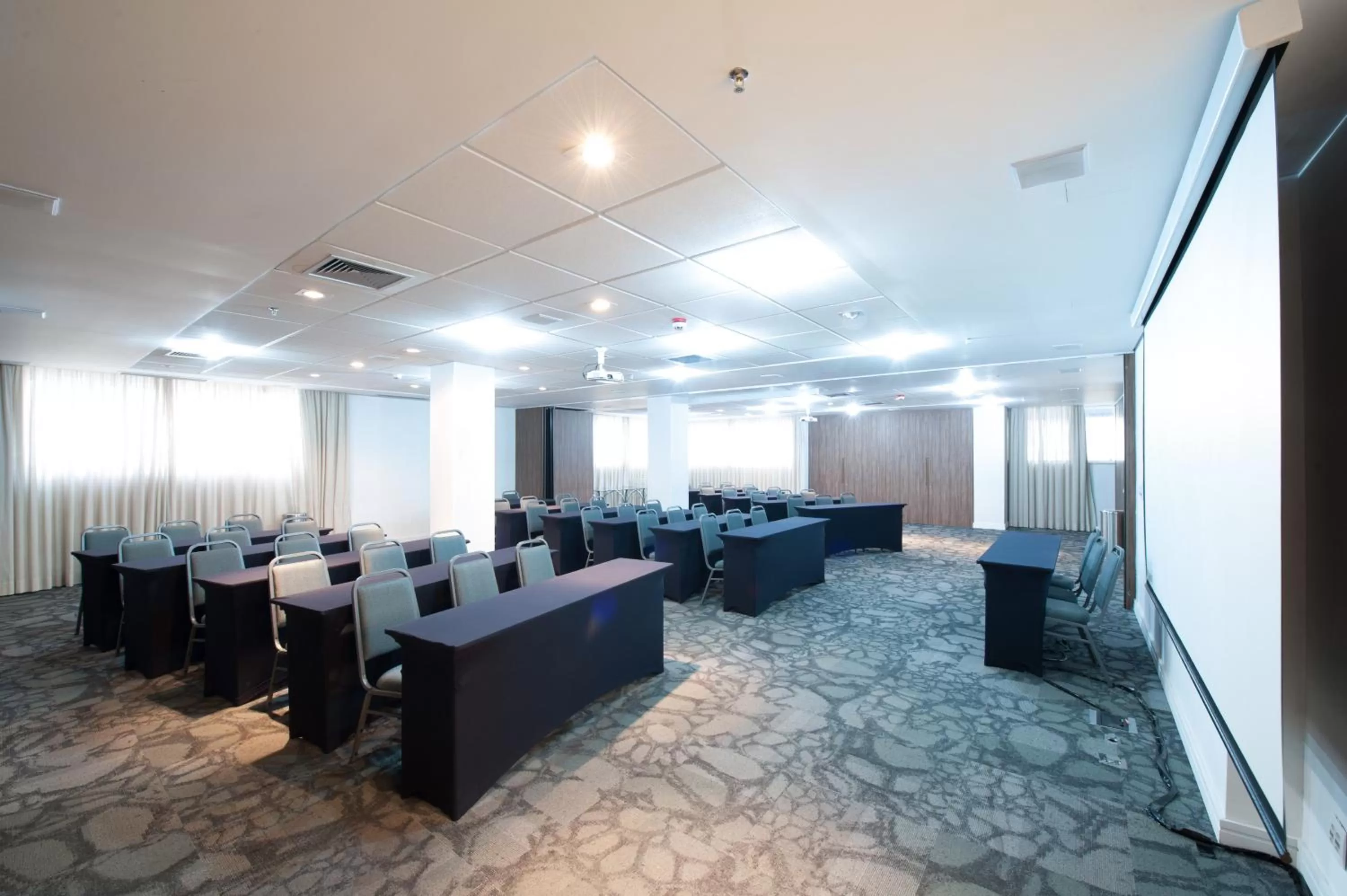 Meeting/conference room in Holiday Inn Belo Horizonte Savassi by IHG
