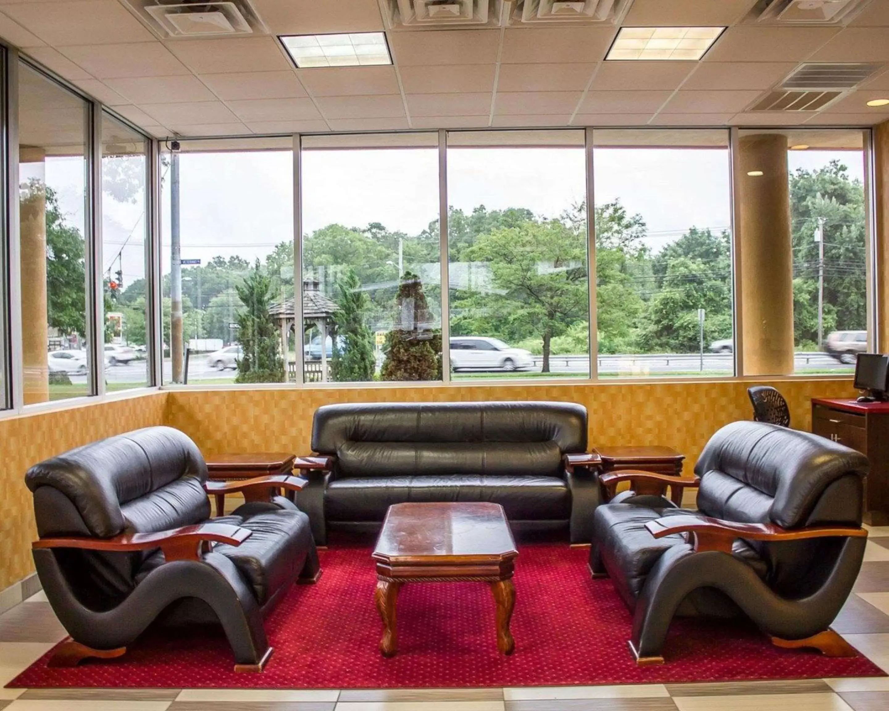 Lobby or reception, Seating Area in Rodeway Inn Macarthur Airport