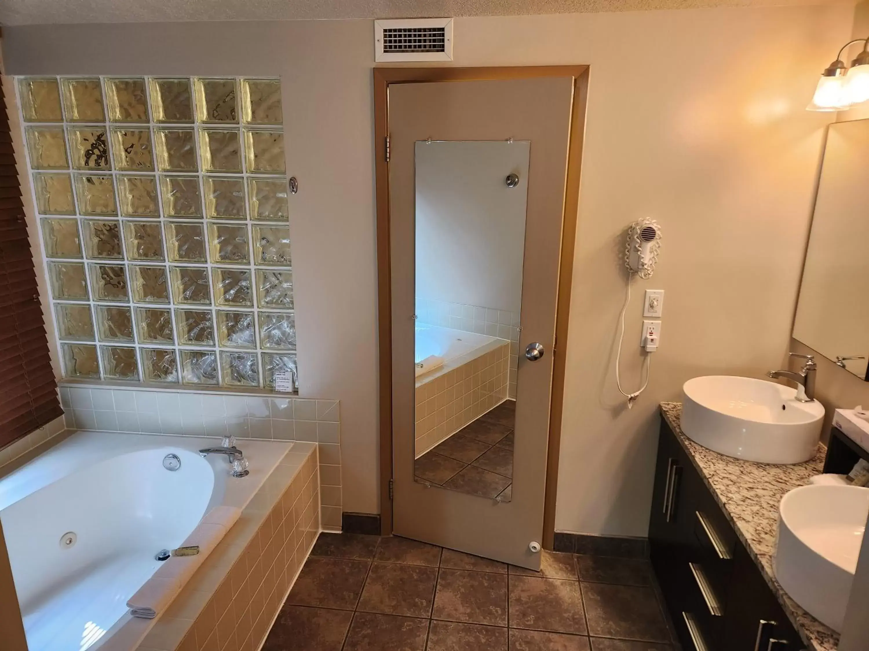 Bathroom in Waterton Lakes Lodge Resort