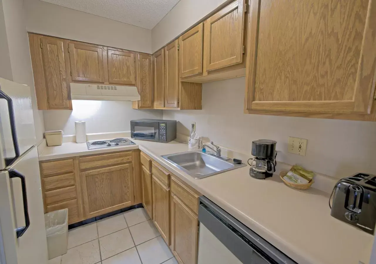 Kitchen or kitchenette, Kitchen/Kitchenette in All Season Suites