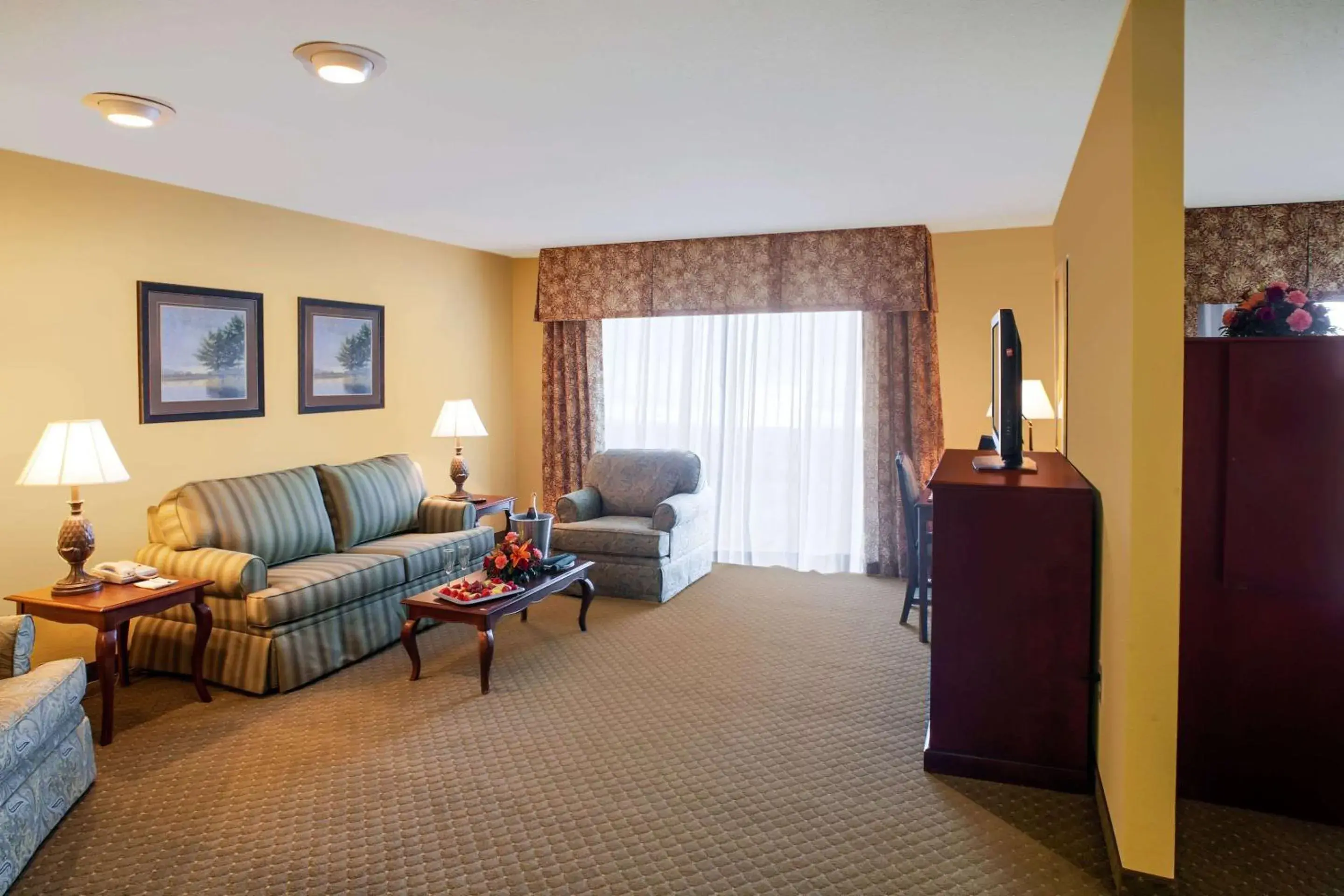 Bedroom, Seating Area in Clarion Hotel & Suites Convention Center Fredericksburg