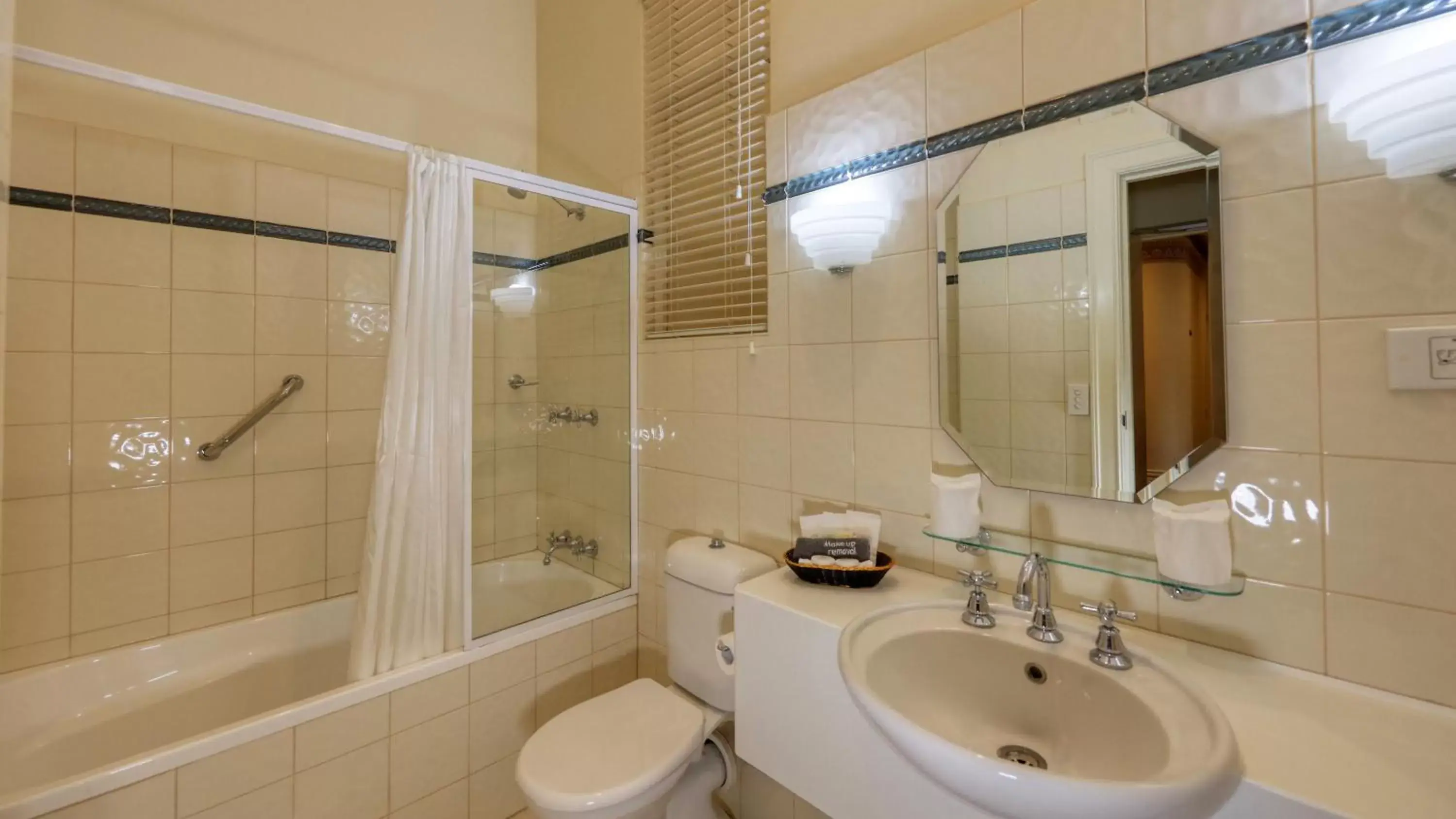 Shower, Bathroom in Royal Exchange Hotel