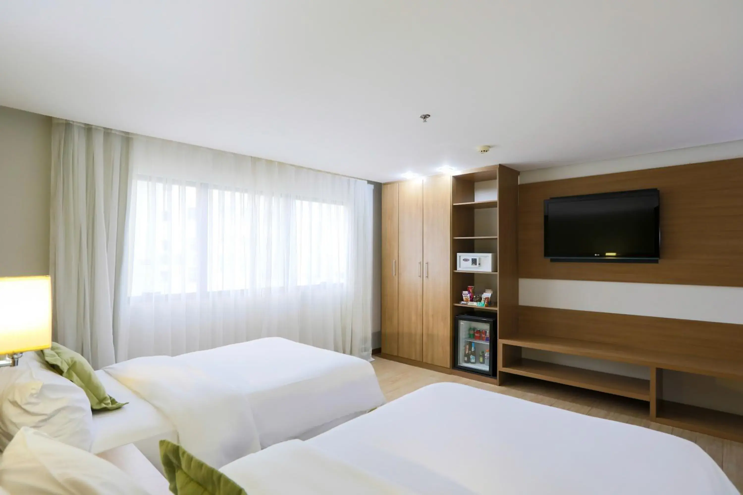 Communal lounge/ TV room, Bed in Radisson Hotel Belém